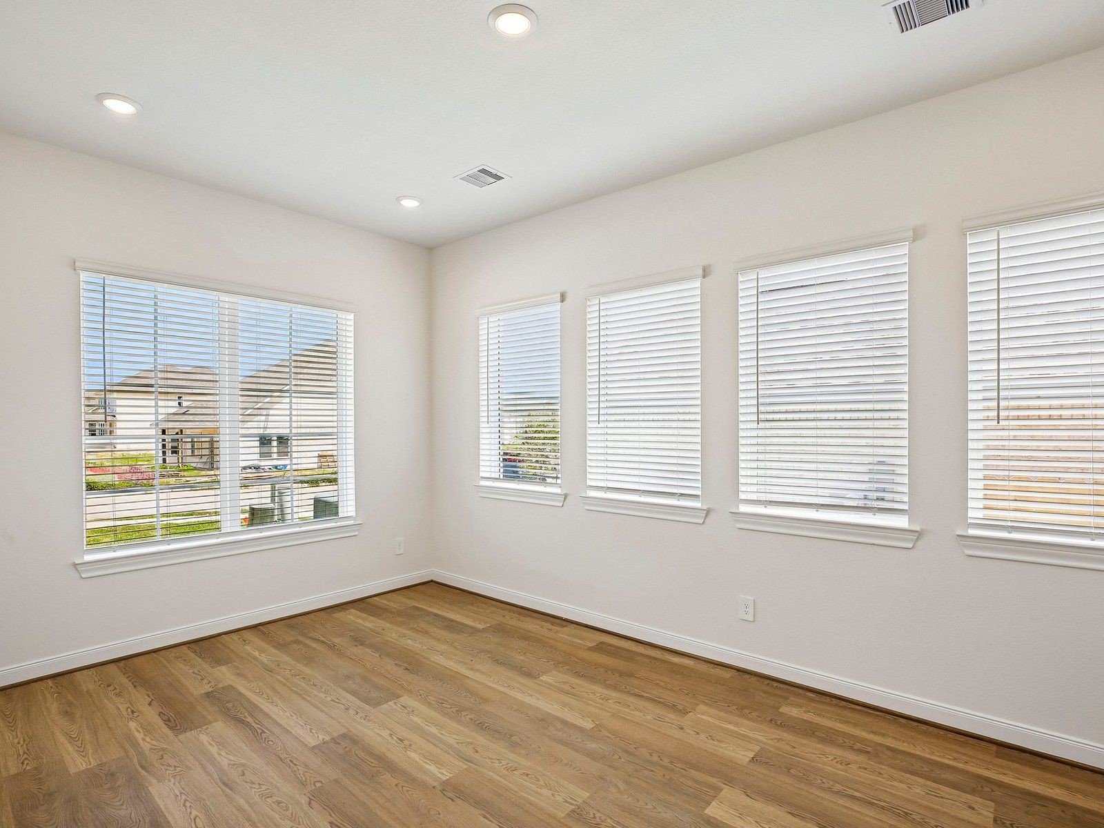 Photo is for illustrative purposes only and may not reflect the exact listing.