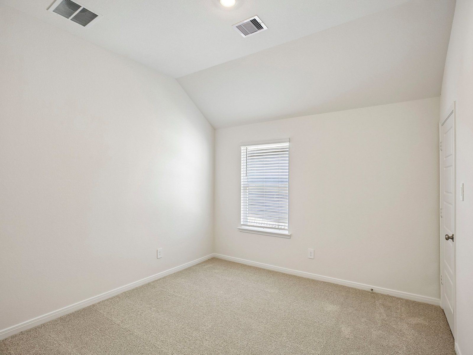 Photo is for illustrative purposes only and may not reflect the exact listing.