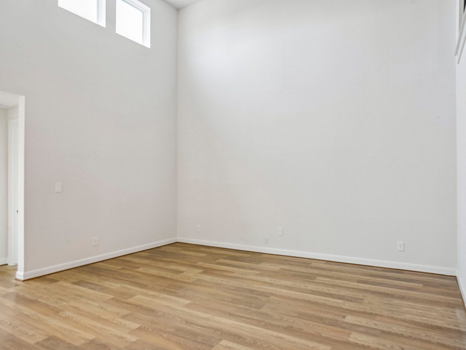 Photo is for illustrative purposes only and may not reflect the exact listing.