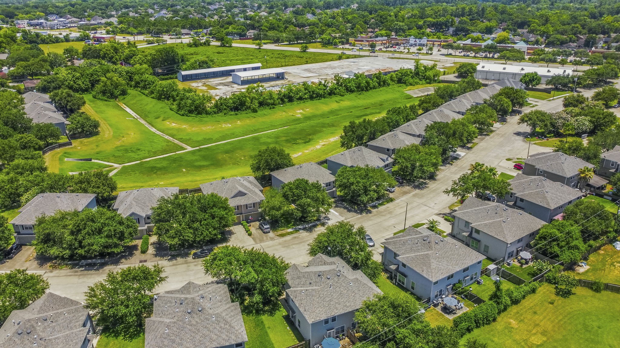 Close proximity to shopping and entertainment