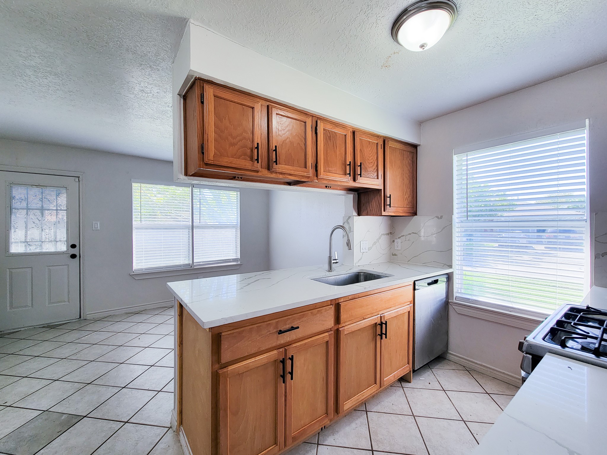 10102 Park Lane, La Porte, TX 77571