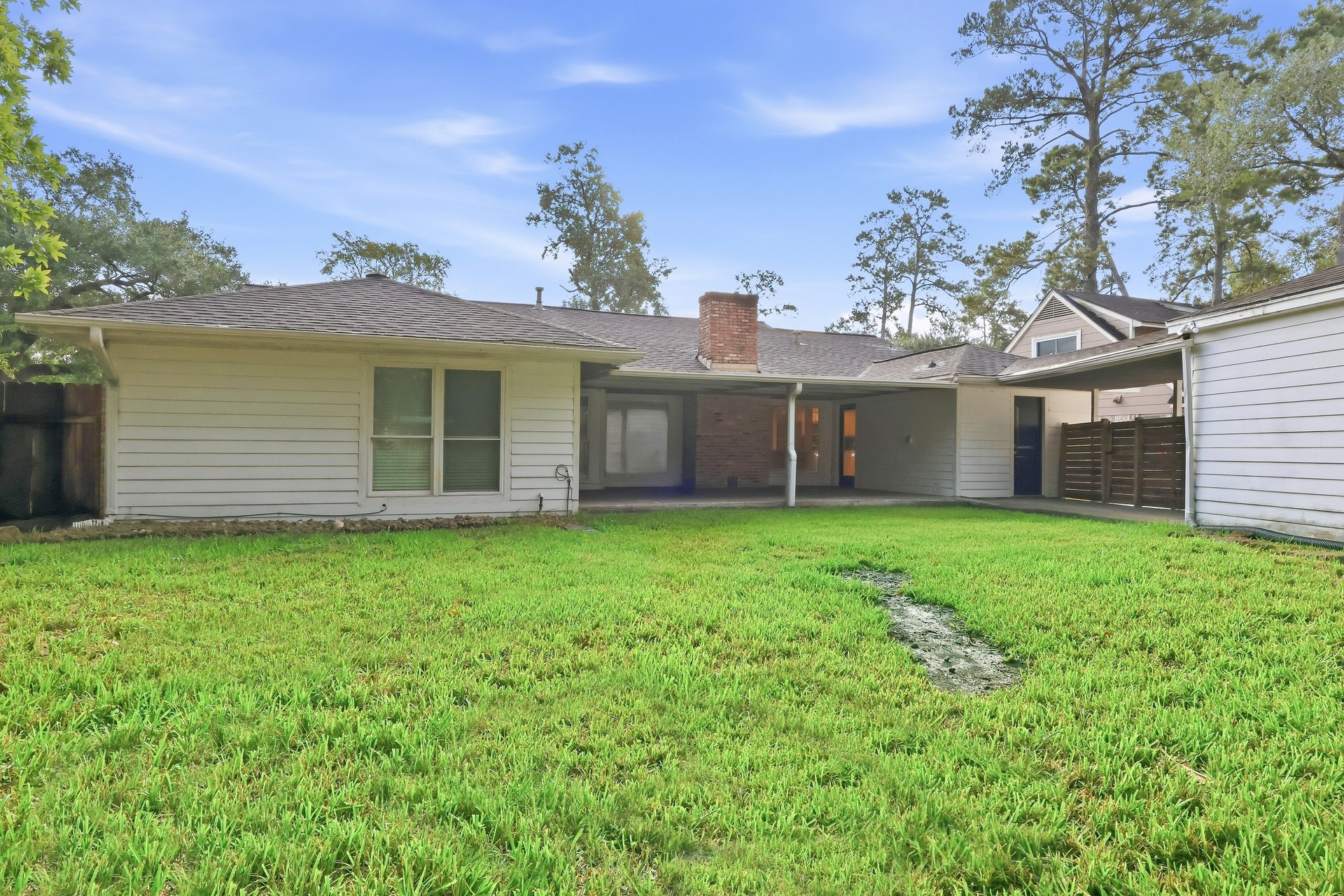 672 Ravensworth Drive, Conroe, TX 77302