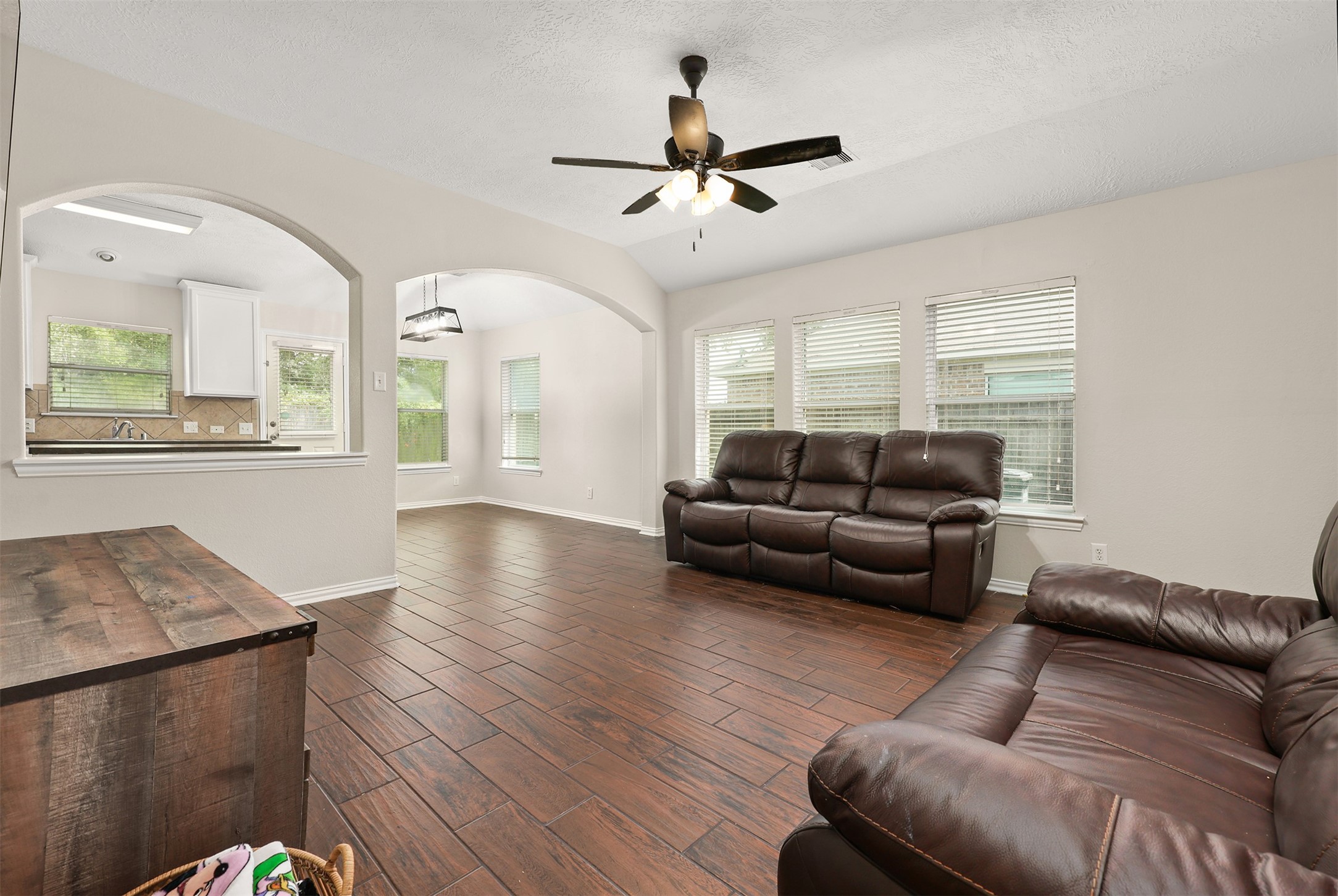 9210 Creekside Drive, Hitchcock, TX 77563 9210 Creekside Drive, Hitchcock, TX 77563