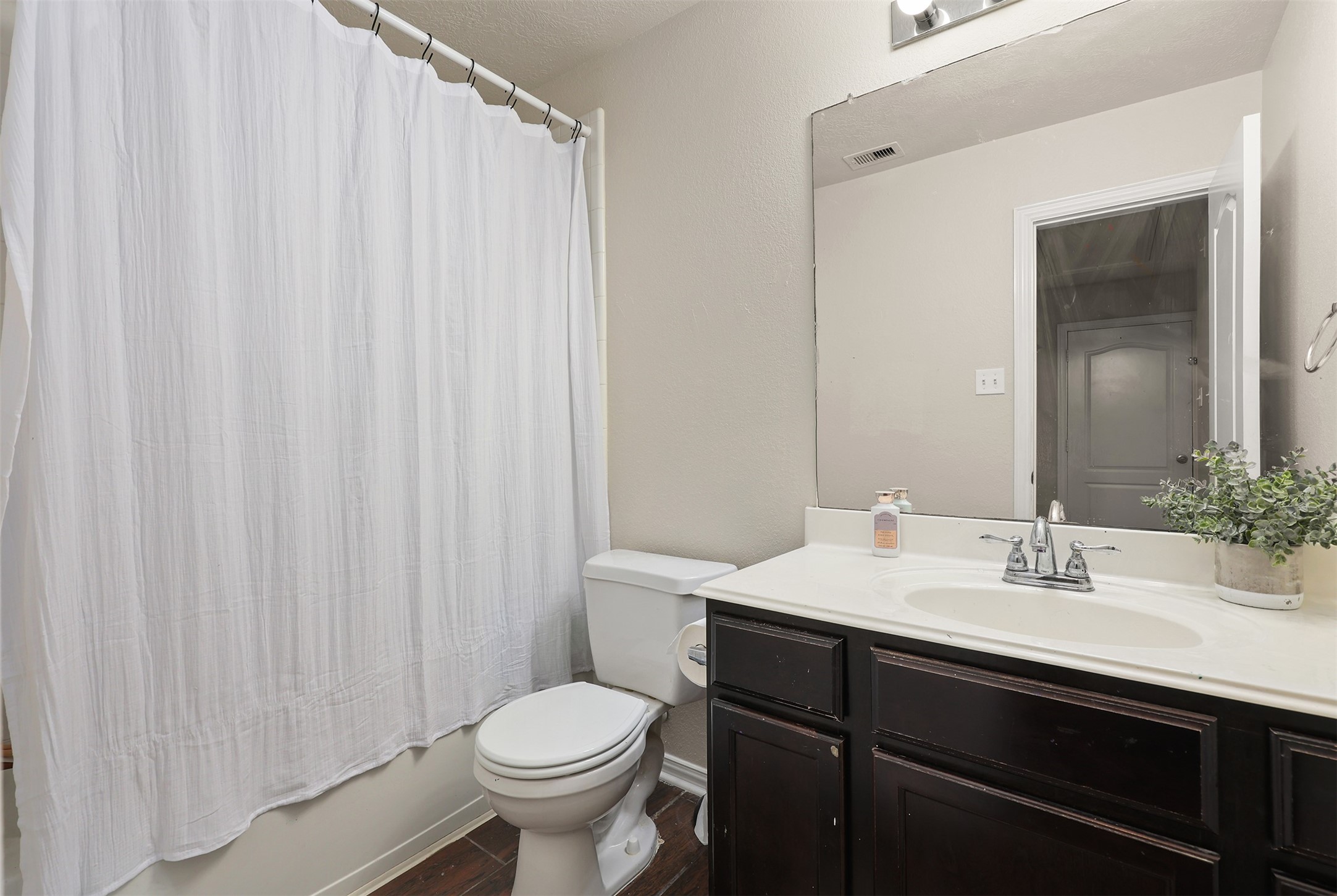 9210 Creekside Drive, Hitchcock, TX 77563