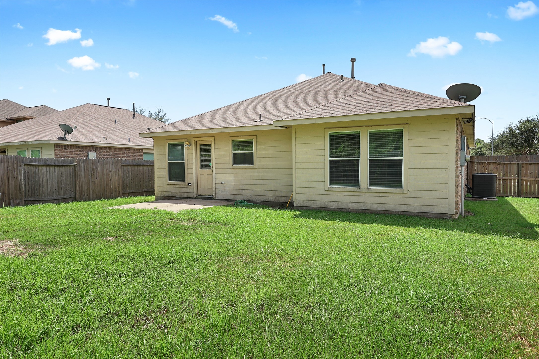 9210 Creekside Drive, Hitchcock, TX 77563