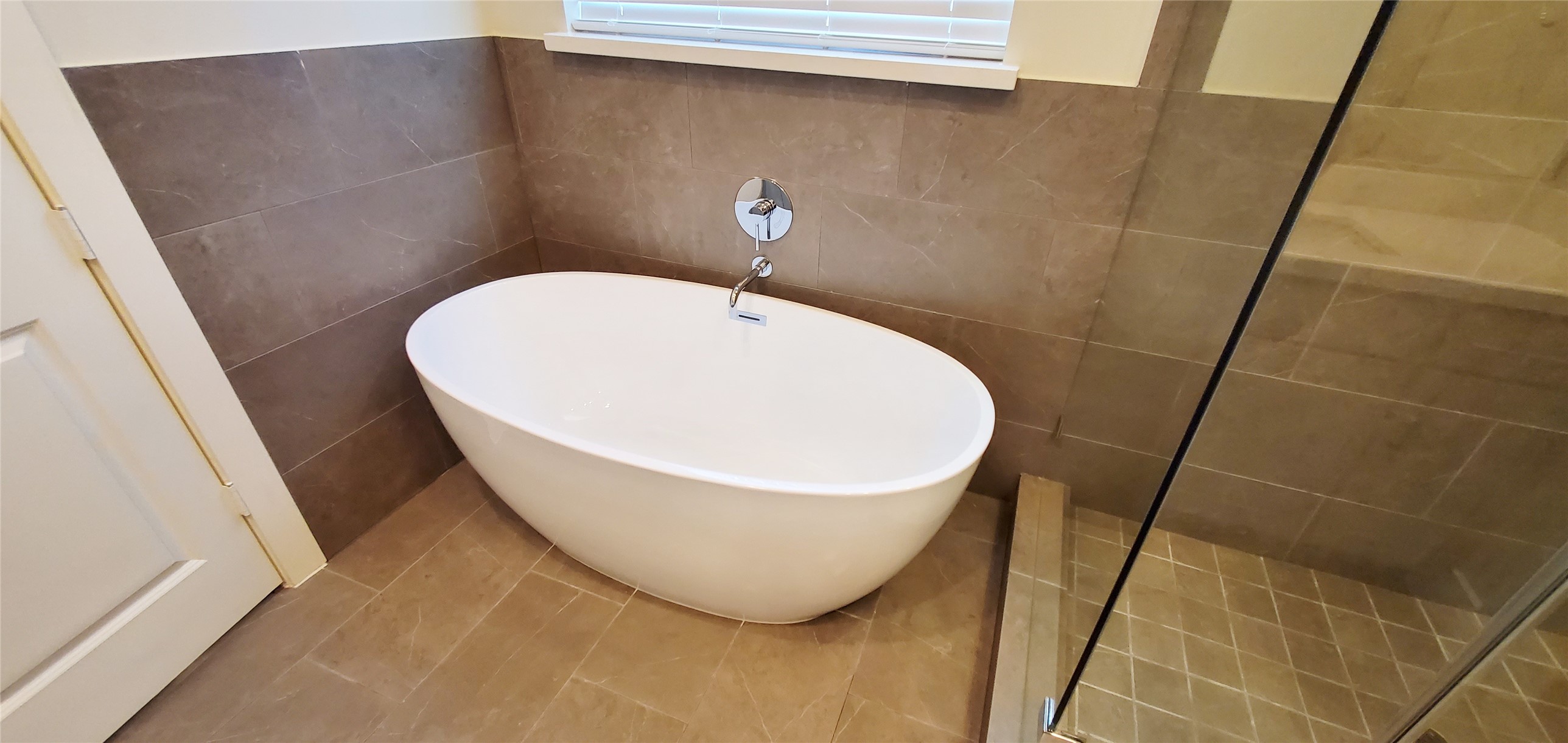 Primarey bathroom with soaking tub.