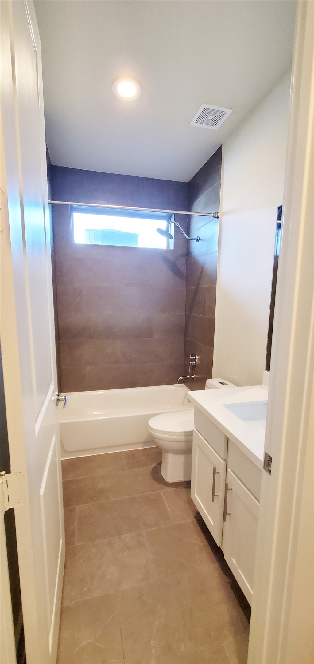 Secondary bathroom downstairs between the 2 bedrooms.