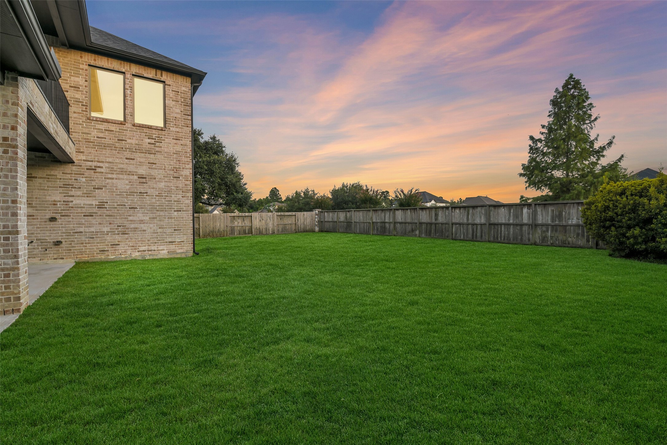 Another angle of this expansive backyard.