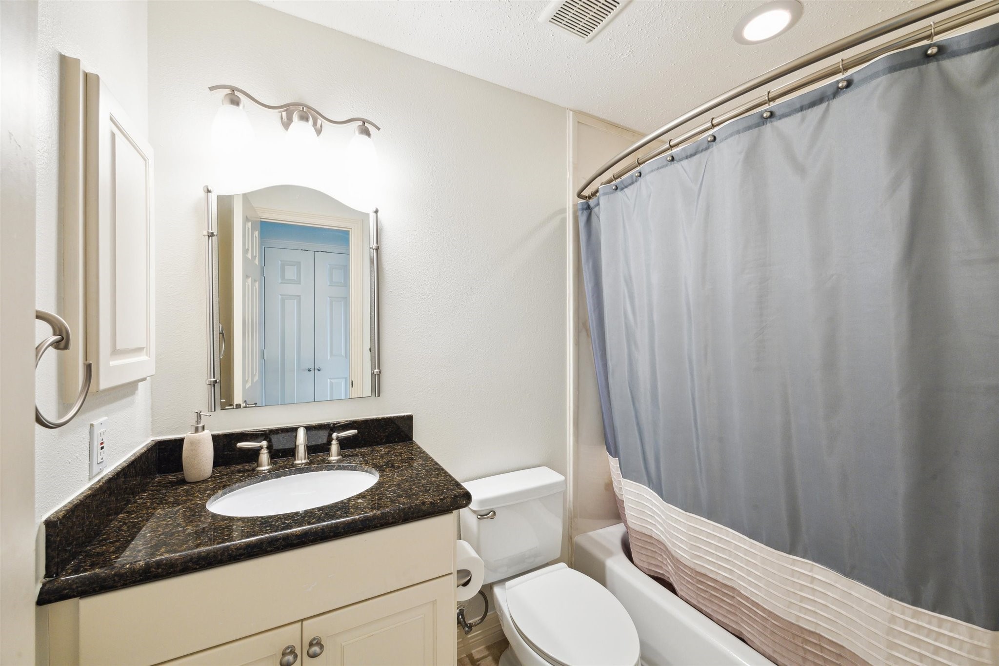 223 Easterly Drive, Tiki Island, TX 77554