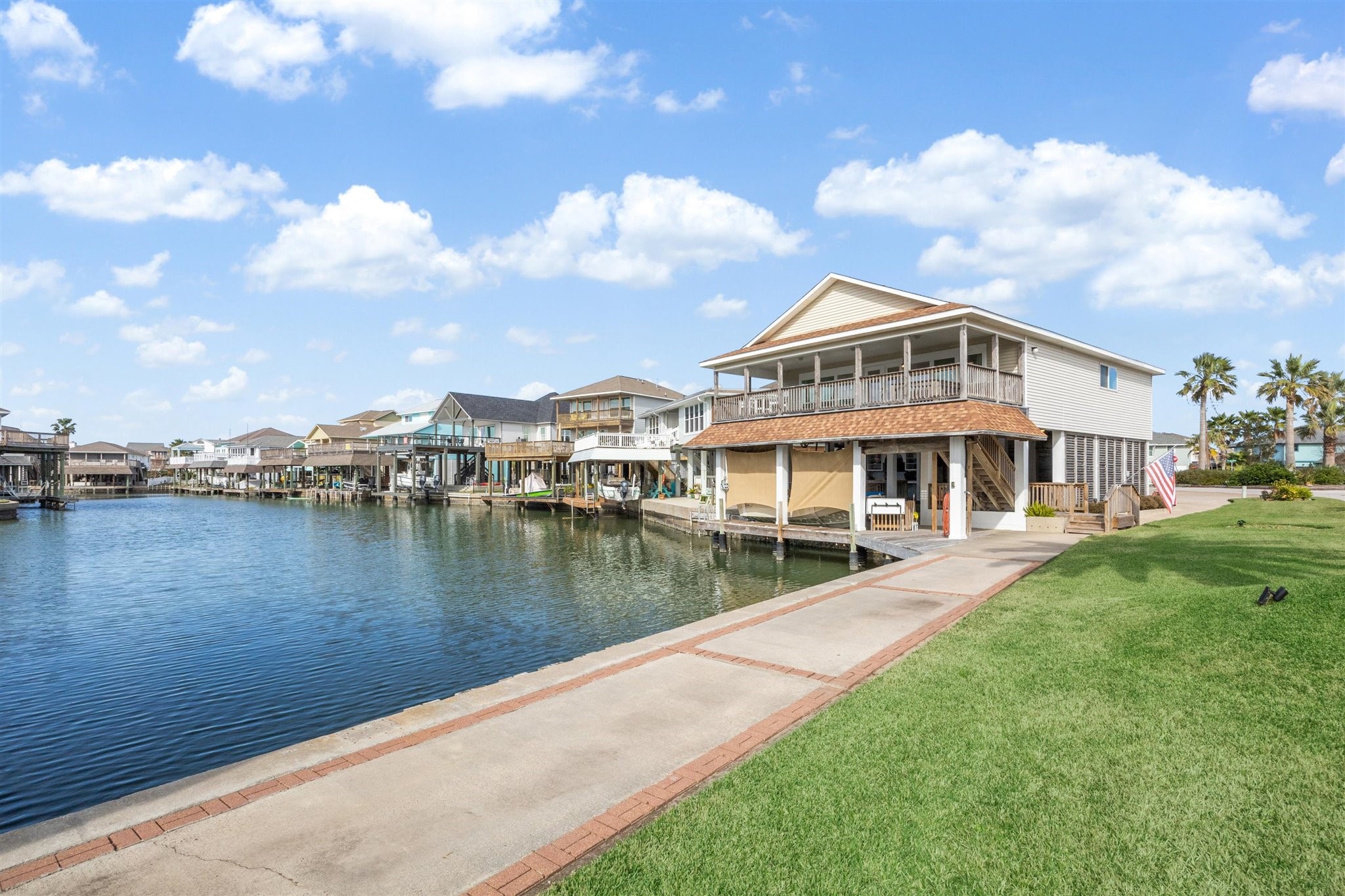 223 Easterly Drive, Tiki Island, TX 77554
