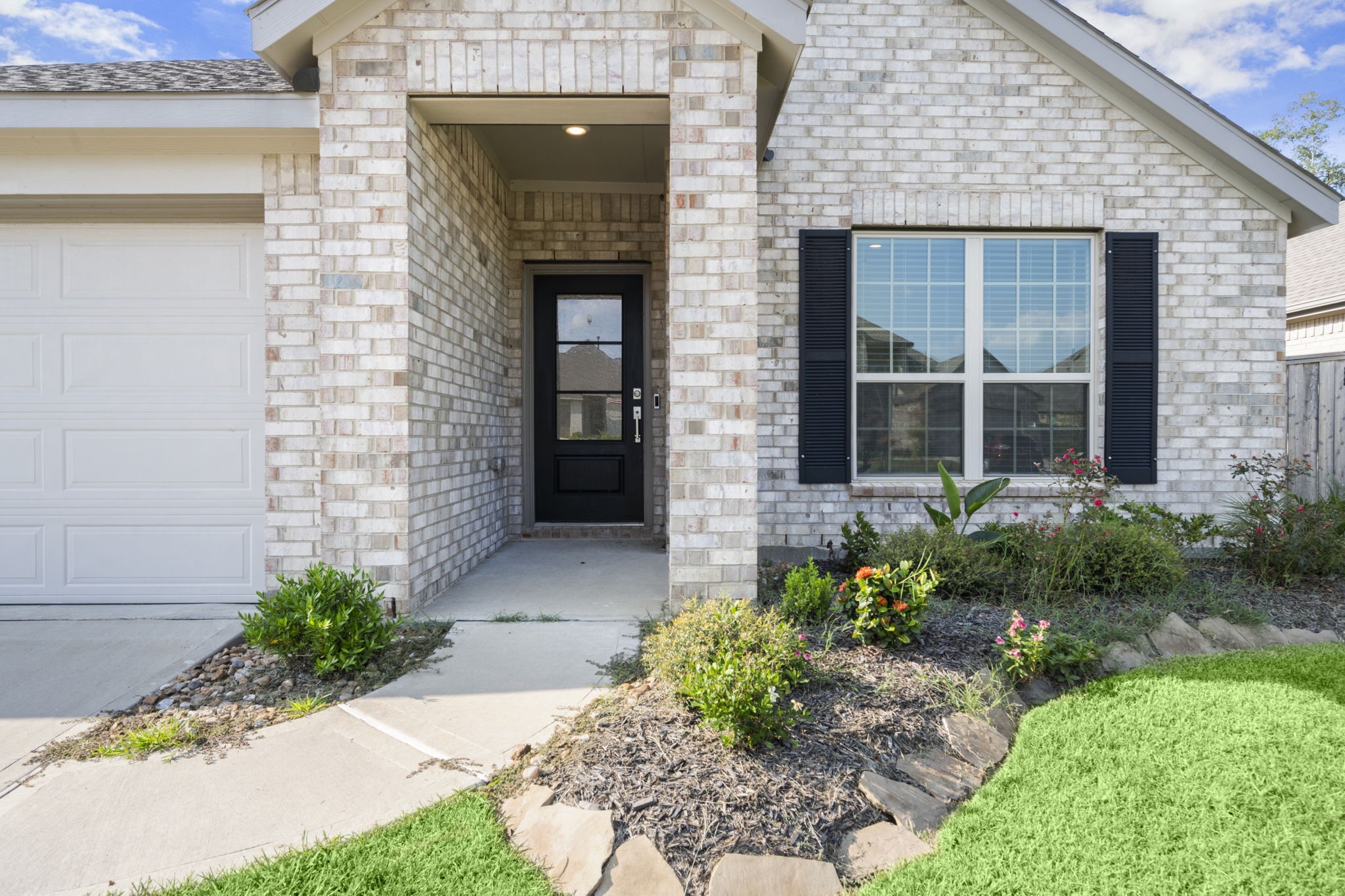 Nice porch and landscaping
