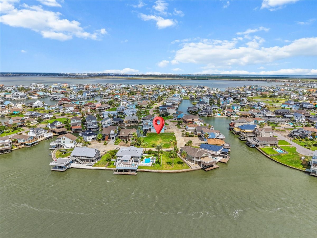 135 Tamana Dr, Tiki Island, TX 77554