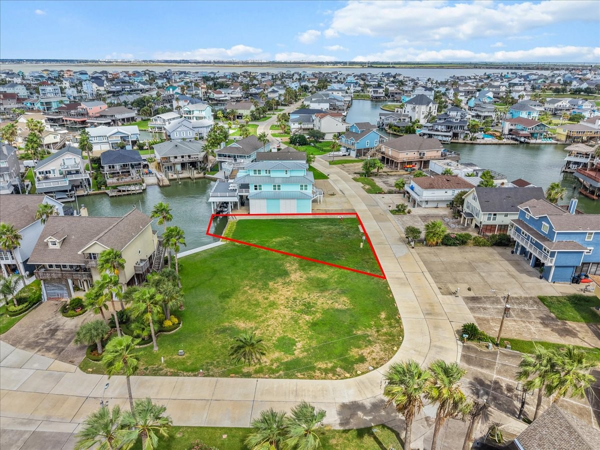 135 Tamana Dr, Tiki Island, TX 77554