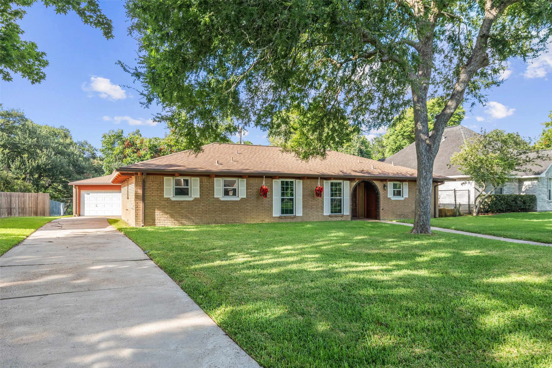 Fully brick home with an extended driveway and detached garage.  Quiet, low-turnover neighborhood that is 5 min to I45, 10 min to HEB, Lowes, 20 min to 3 Malls and Galveston Beach.