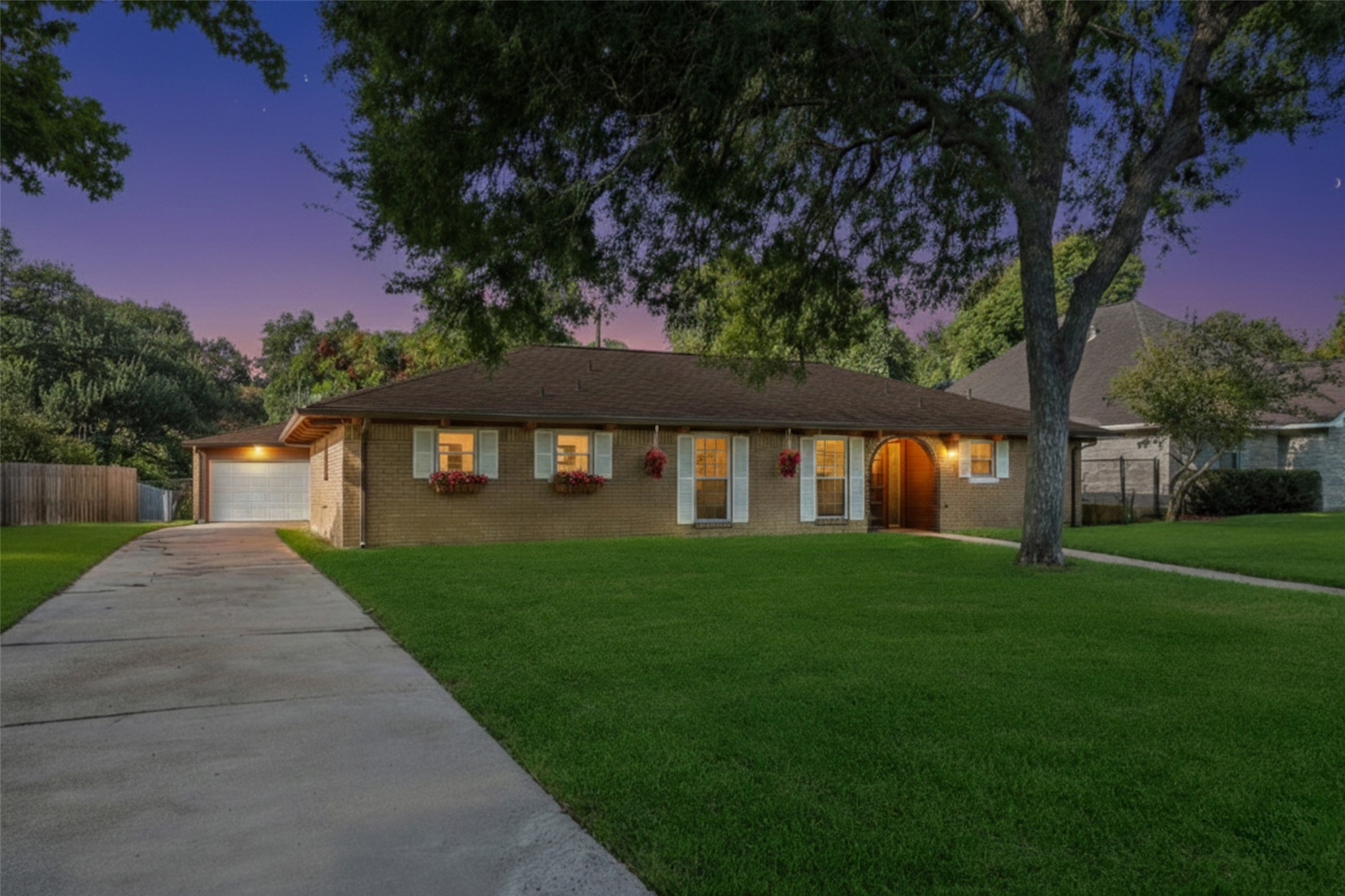 Welcome to this gorgeous waterfront home in a quiet Hitchcock neighborhood!! Welcome to this gorgeous waterfront home in a quiet Hitchcock neighborhood!!