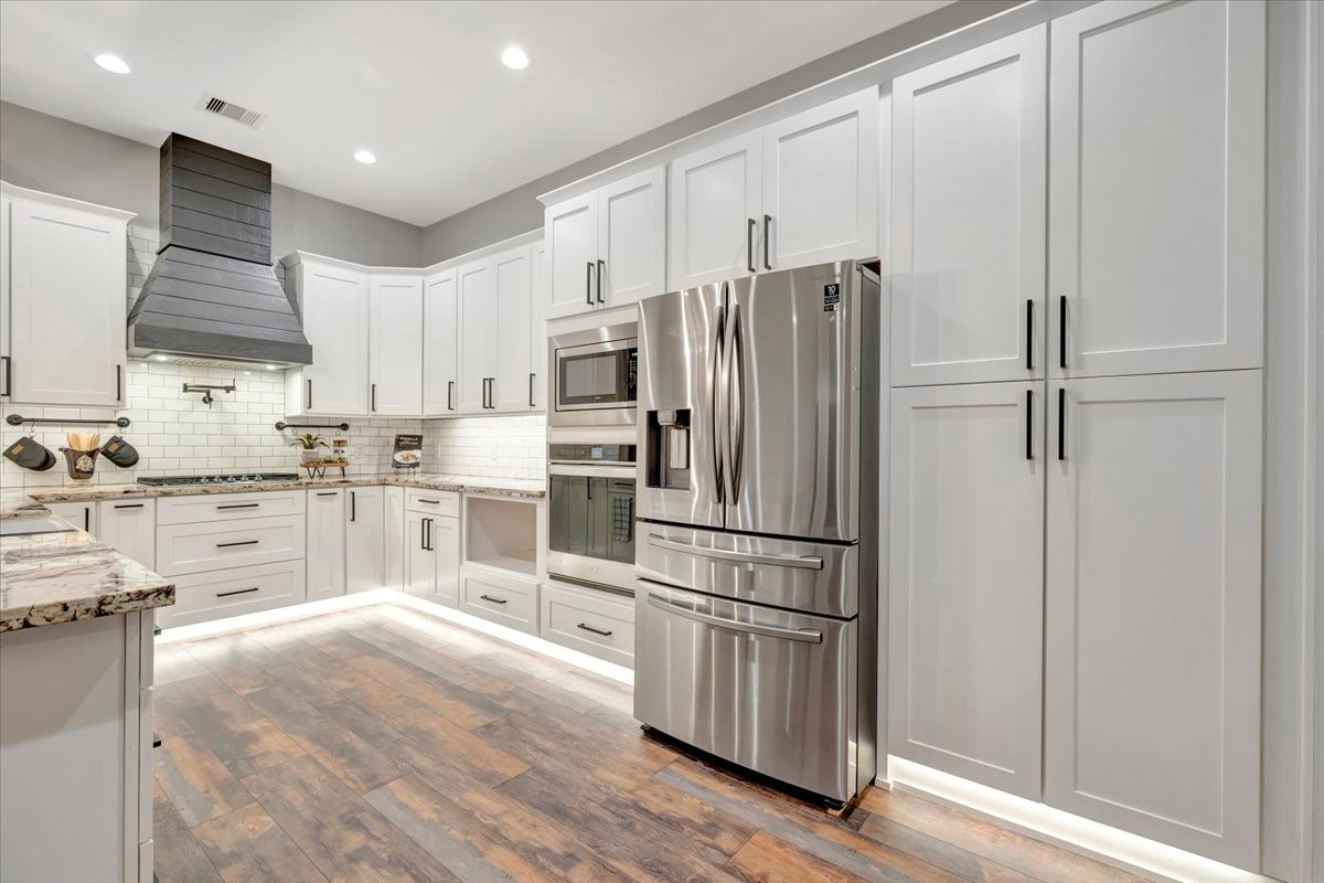 KITCHEN HAS GRANITE COUNTERS AND SOFT CLOSING CABINETS AND DRAWERS