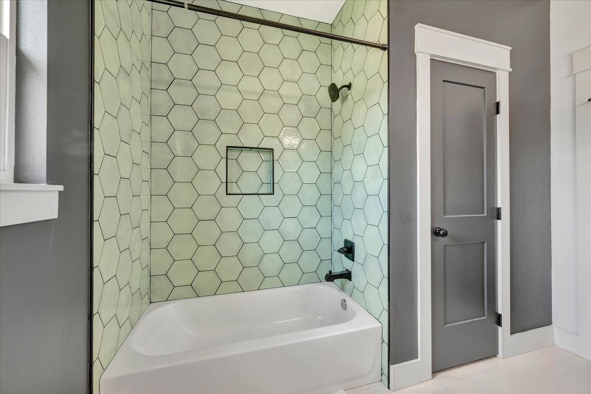 SECOND FULL BATHROOM