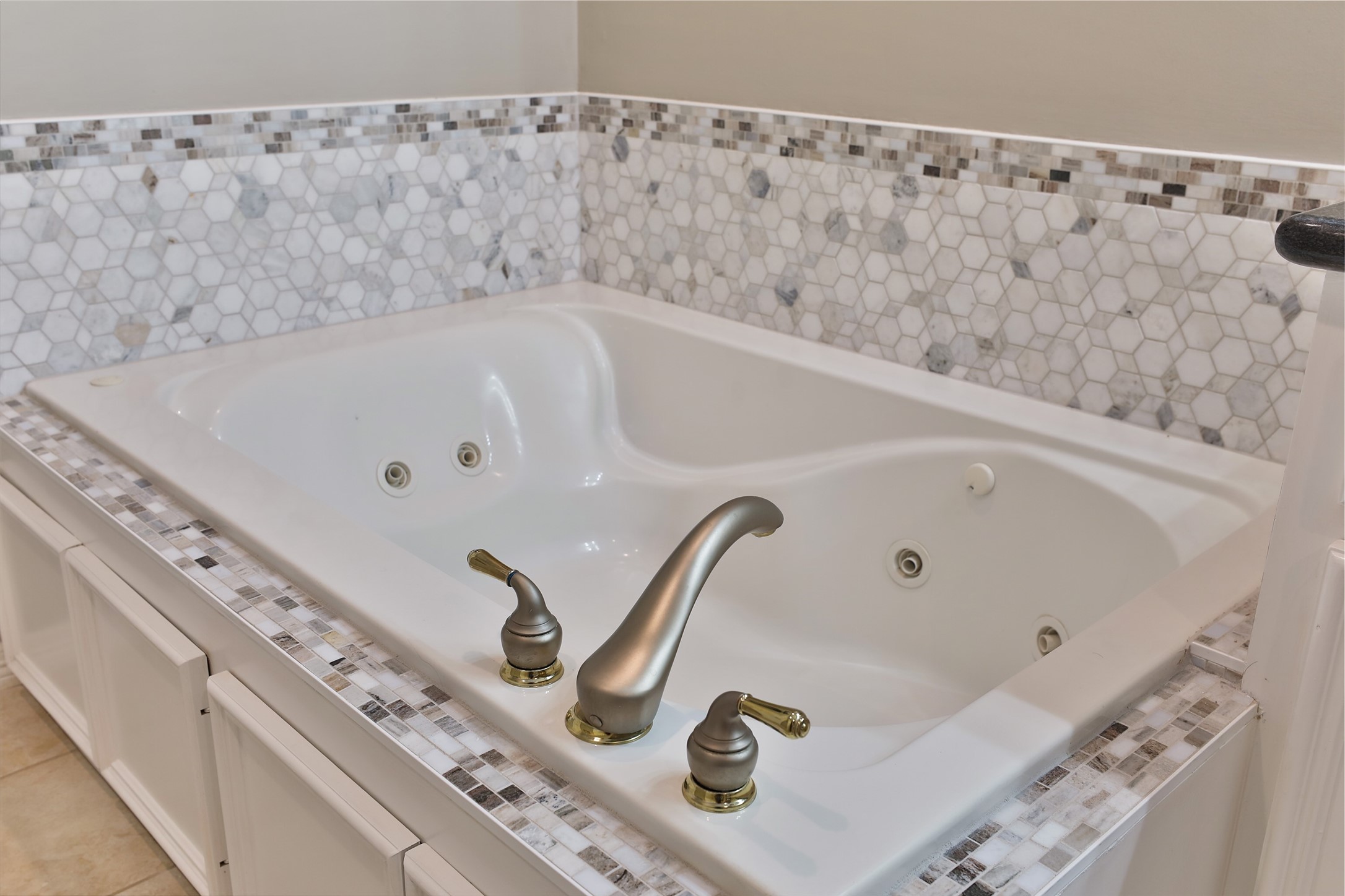 Jetted tub.