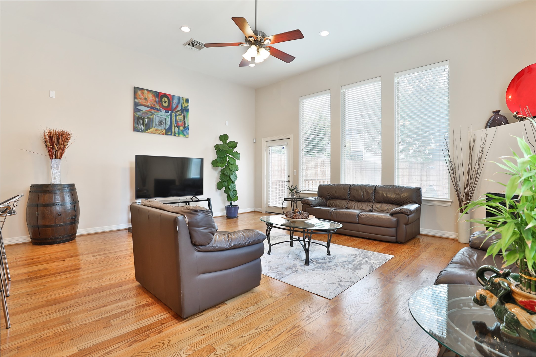 Spacious den with high ceilings, hardwood floors, and lots of natural light. Spacious den with high ceilings, hardwood floors, and lots of natural light.