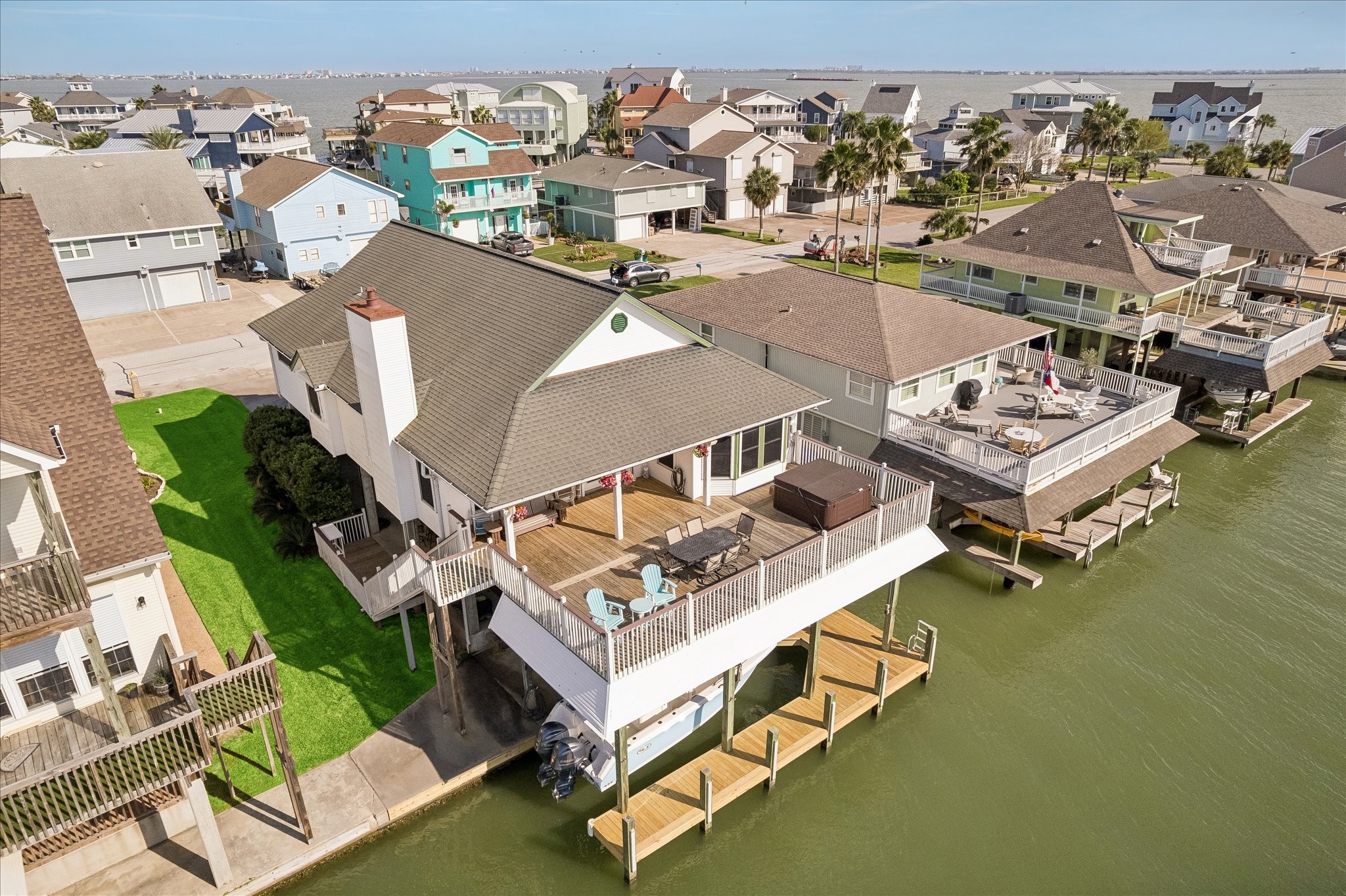 209 Bora Bora Drive, Tiki Island, TX 77554