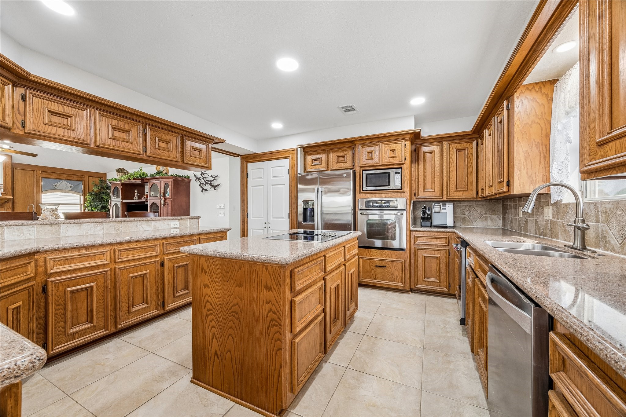 209 Bora Bora Drive, Tiki Island, TX 77554