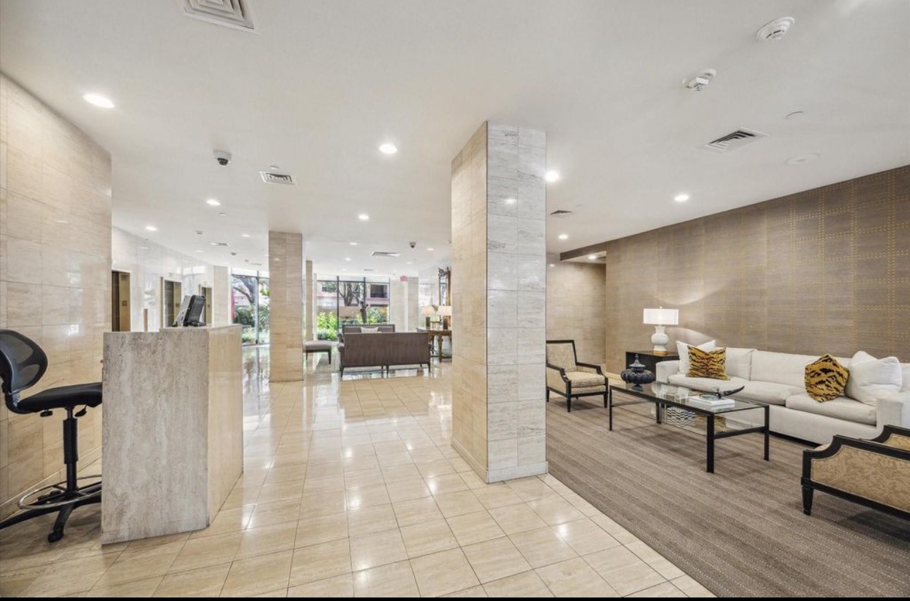 24 hour concierge /lobby