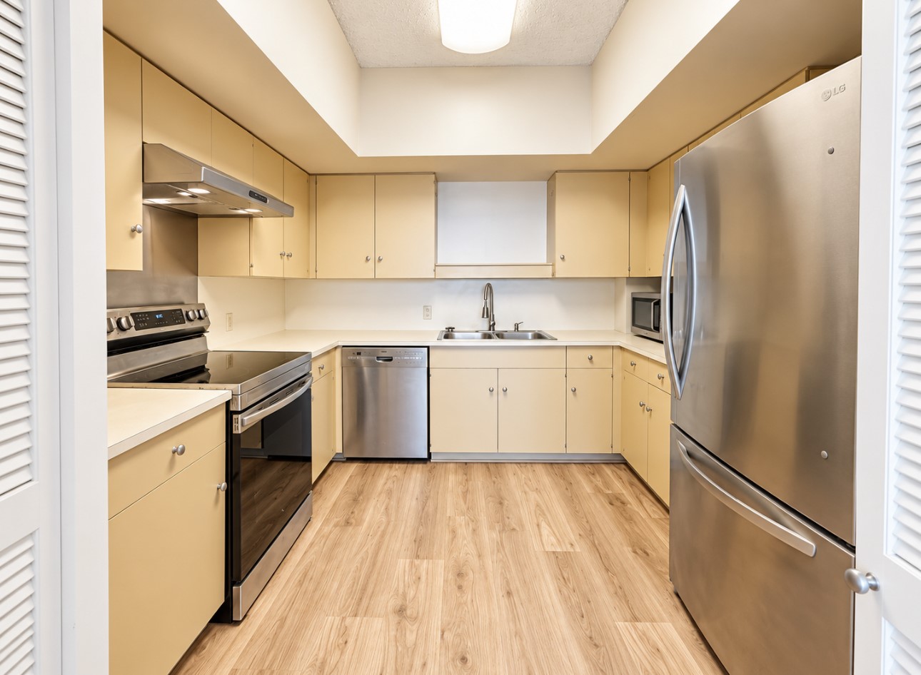 Kitchen. Stainless steel appliances included. Microwave, stove/ oven, refrigerator. Kitchen. Stainless steel appliances included. Microwave, stove/ oven, refrigerator.