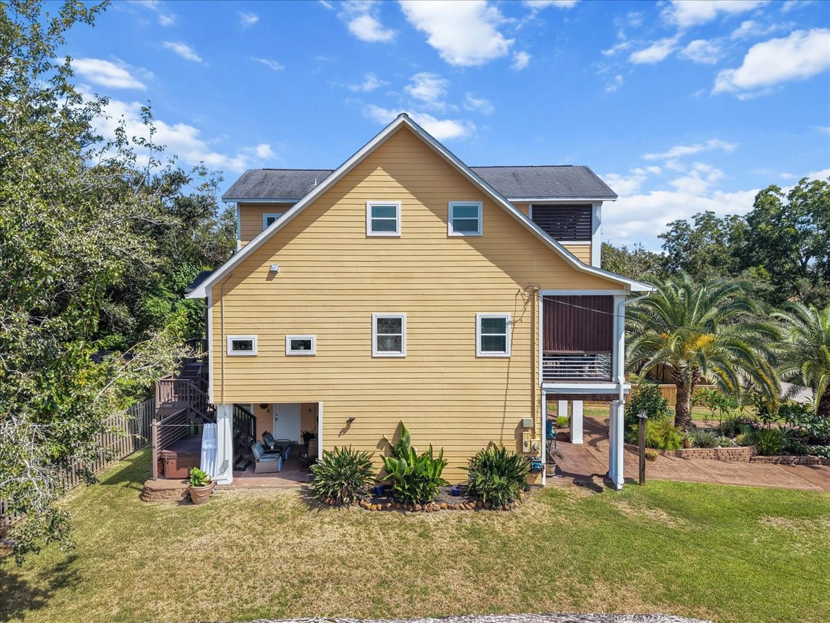 Side view showcases the additional 4,000 sq. ft. yard, offering exceptional outdoor space and endless possibilities, perfect for an outdoor kitchen and tropical pool.