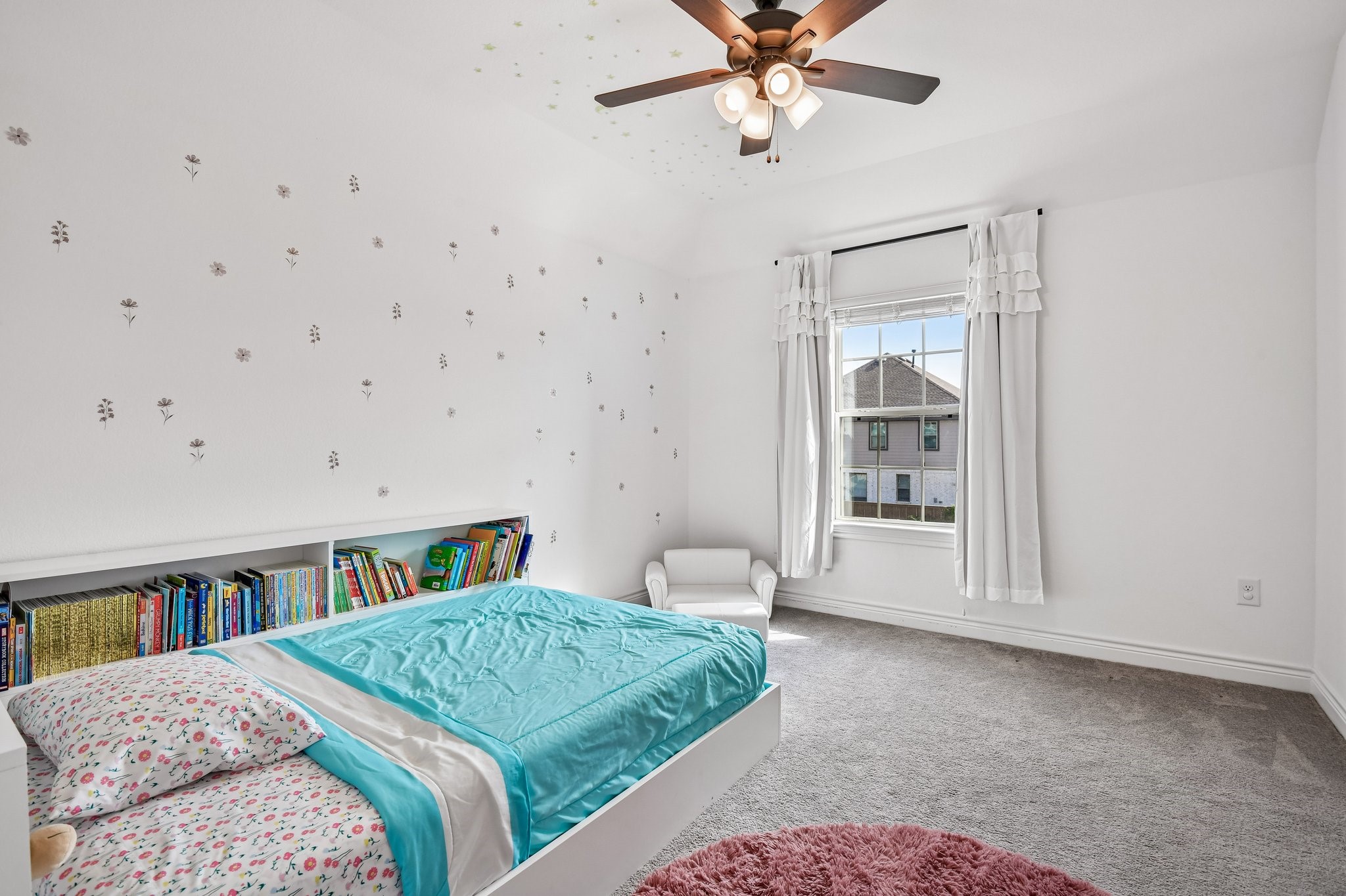 Secondary bedroom with ceiling fan, closet, and natural light