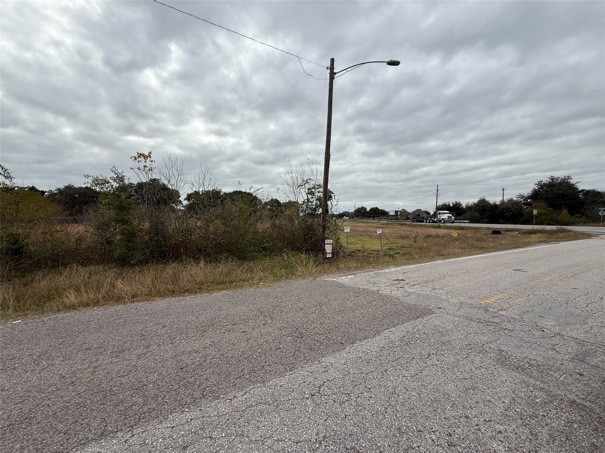 9015 Schiro Rd, Hitchcock, TX 77563