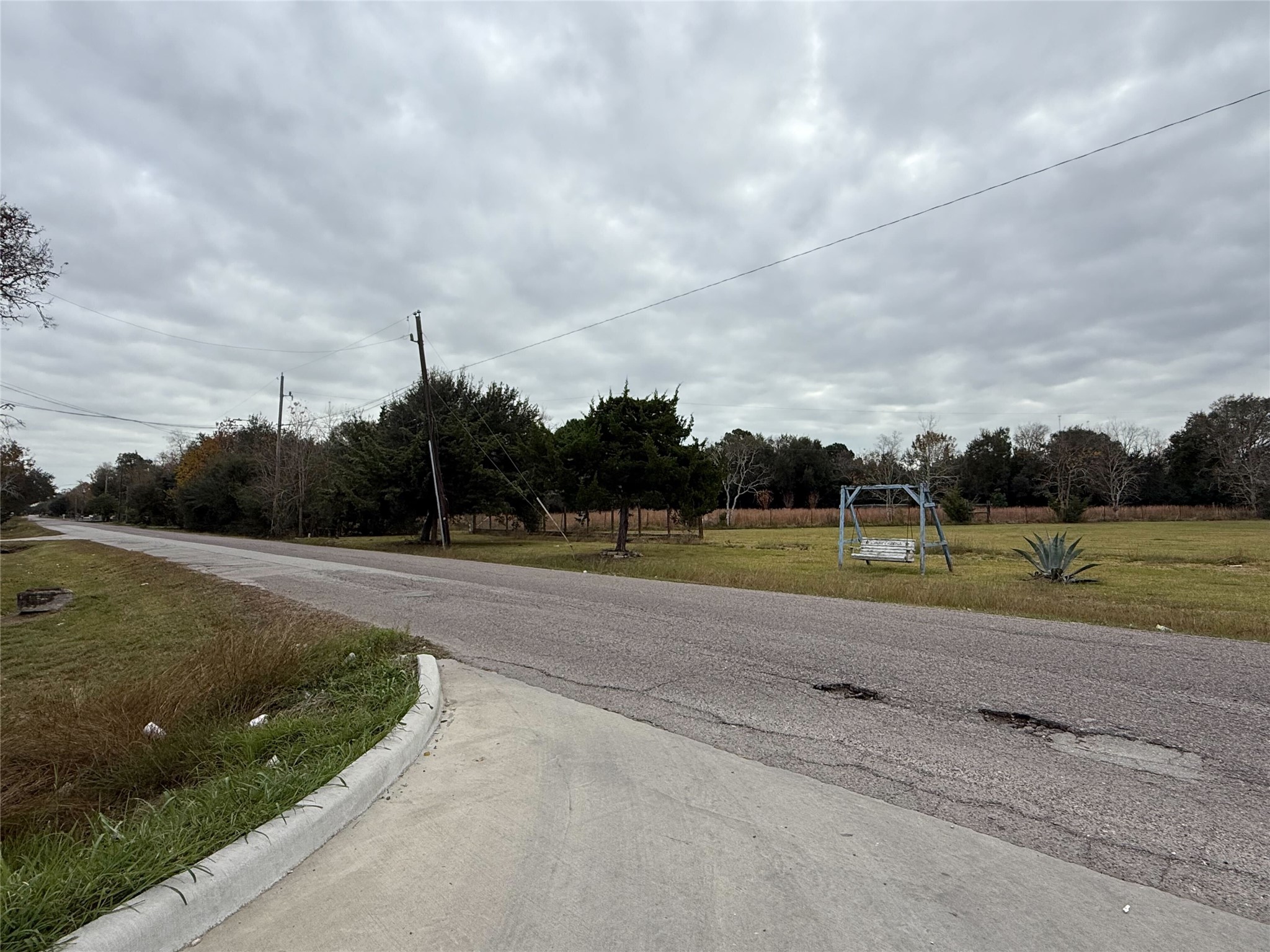9015 Schiro Rd, Hitchcock, TX 77563