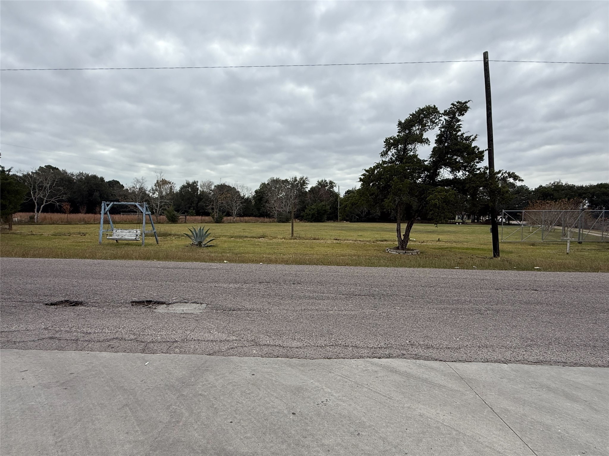 9015 Schiro Rd, Hitchcock, TX 77563