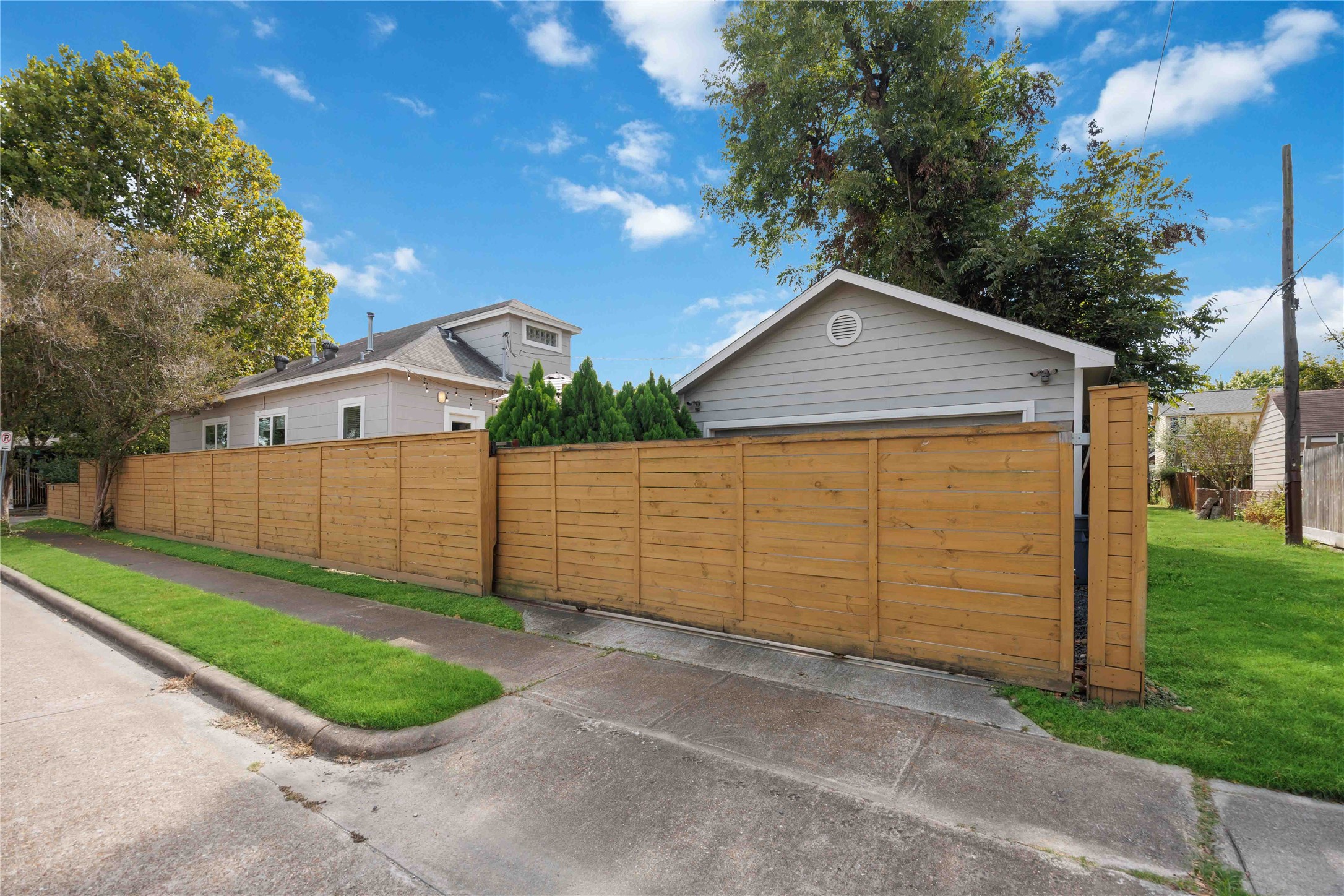 711 Walton Street, Houston, TX 77009