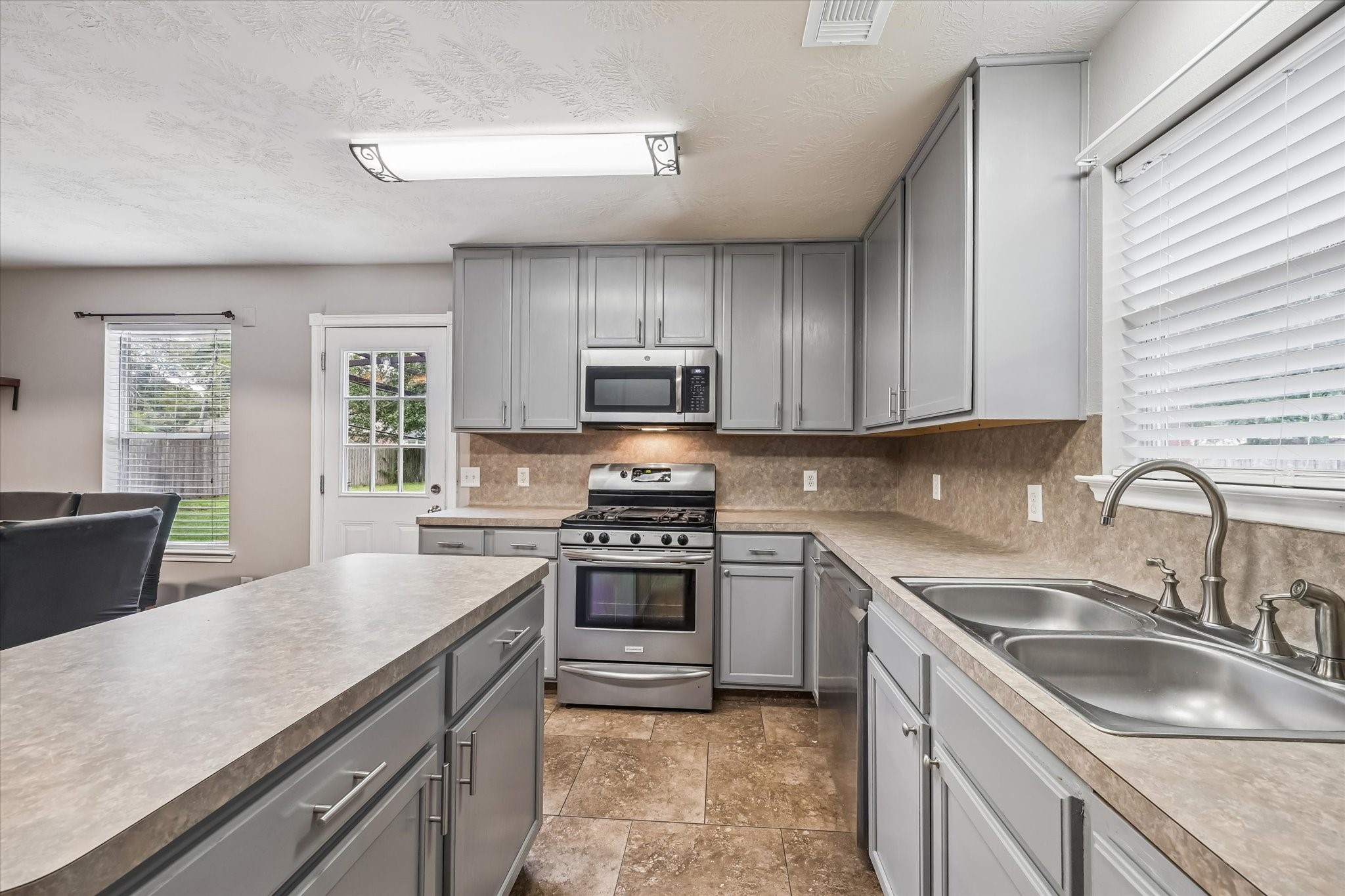 6615 Grant Drive, Magnolia, TX 77354