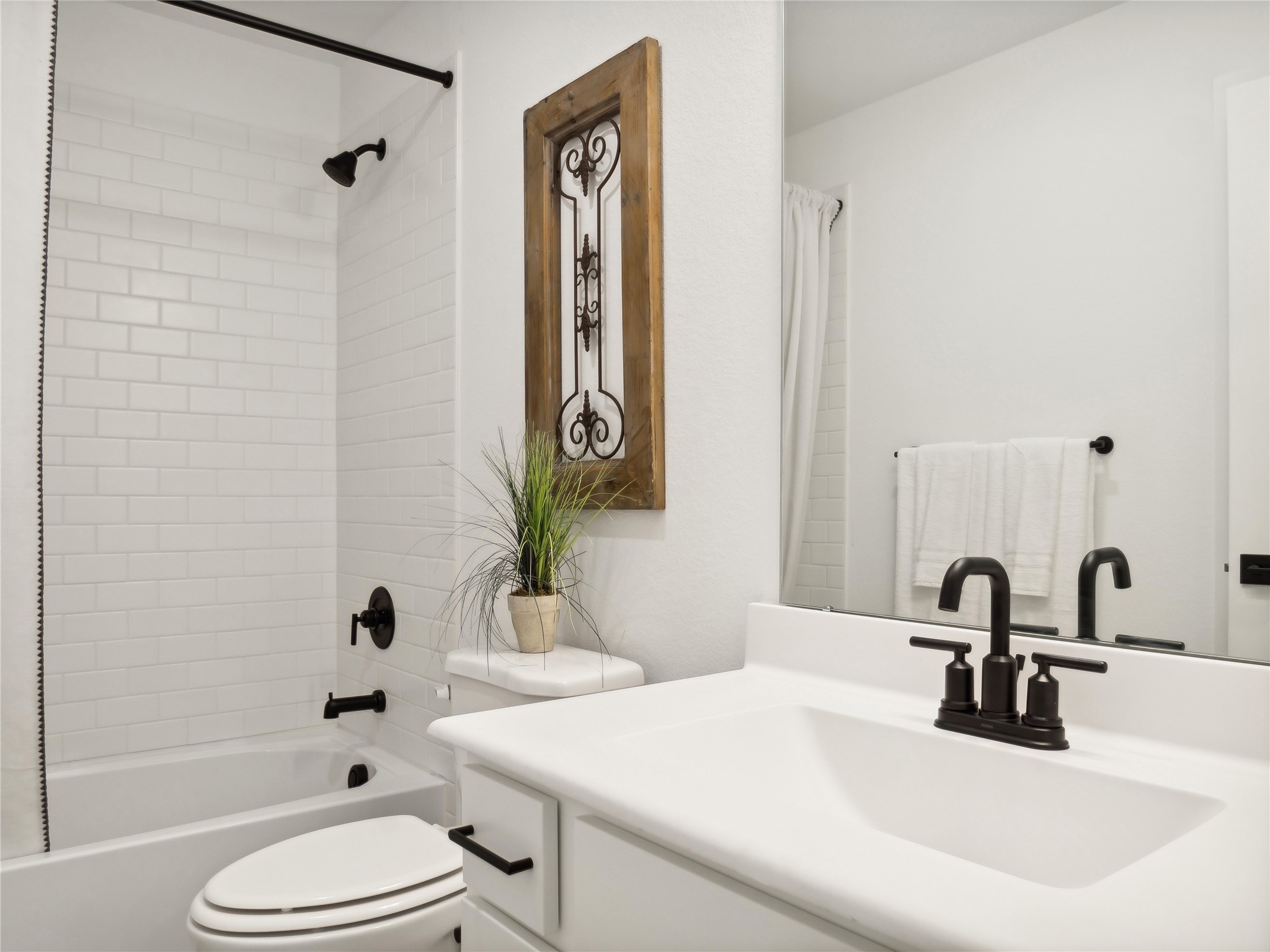 Hall bath (*Photo not of actual home and used for illustration purposes only.)