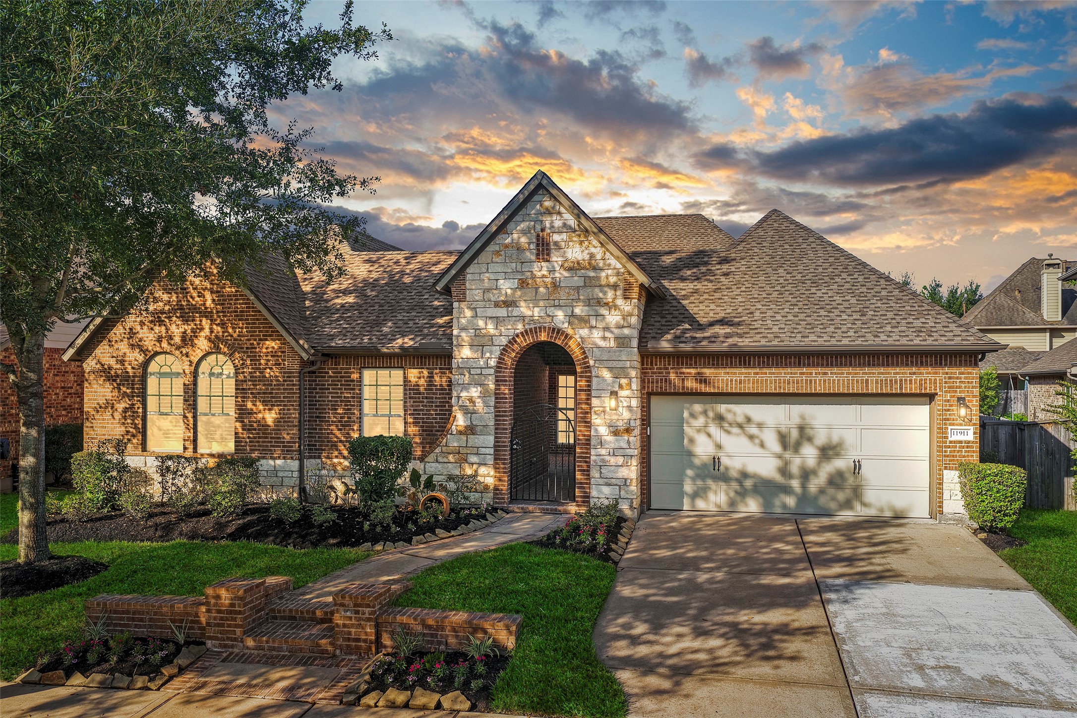 Must see 1.5 story home in highly sought after Bridgeland Community. Must see 1.5 story home in highly sought after Bridgeland Community.