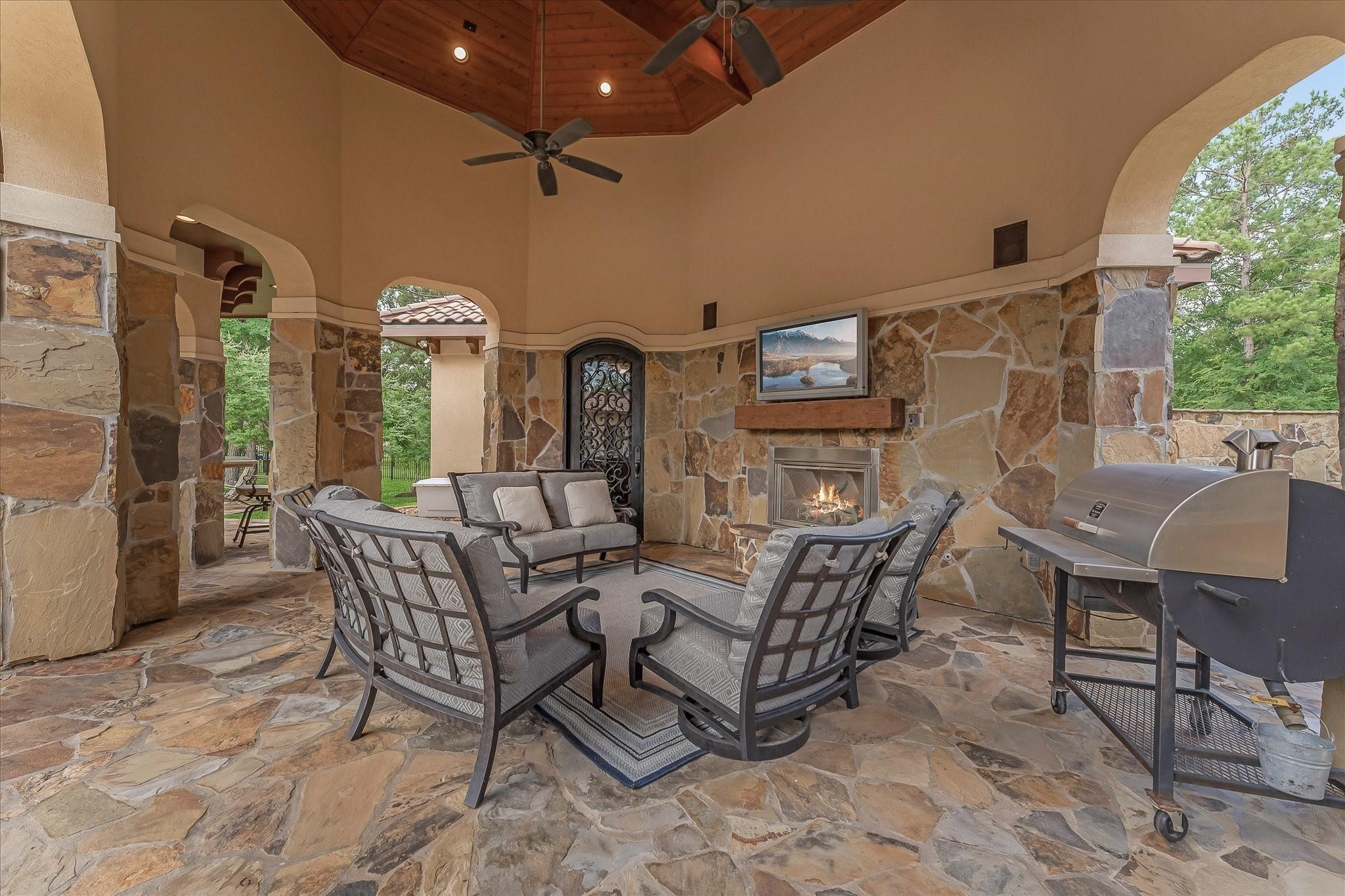 The Guest House features two quest suites, each with an ensuite bathroom. Both ensuites include a
snower, a walk-in closet wich pocket doors, and granite countertop corree bars equipped wich refrigerators with cabinet faades. A third full bath is located by the custom arched iron entry door,
adjacent to that is the utility room equipped with full-size washer and dryer units beneath countertops, cabinets, and an additional refrigerator.
