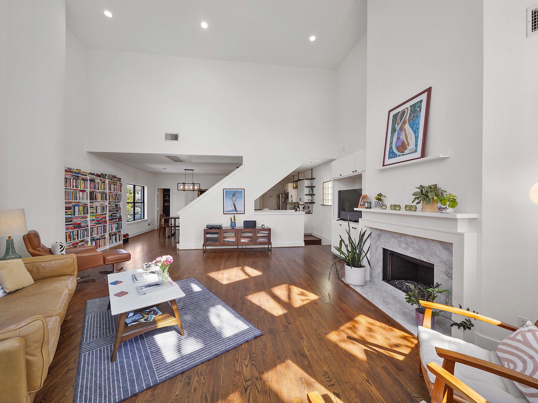 Discover a spacious living area with a cozy fireplace, ideal for both relaxation and entertaining. Discover a spacious living area with a cozy fireplace, ideal for both relaxation and entertaining.