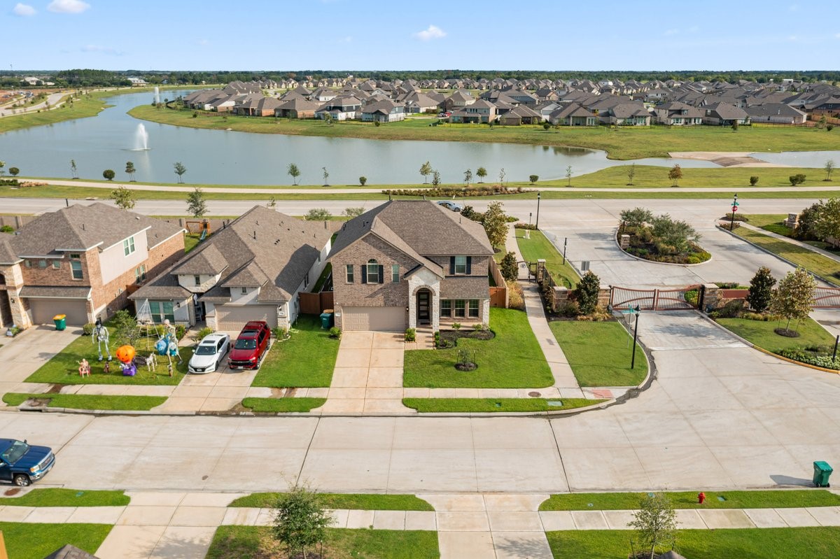This home is nestled in an ideal location in the community! Enjoy being minutes away from walking trails, and the amenities center!