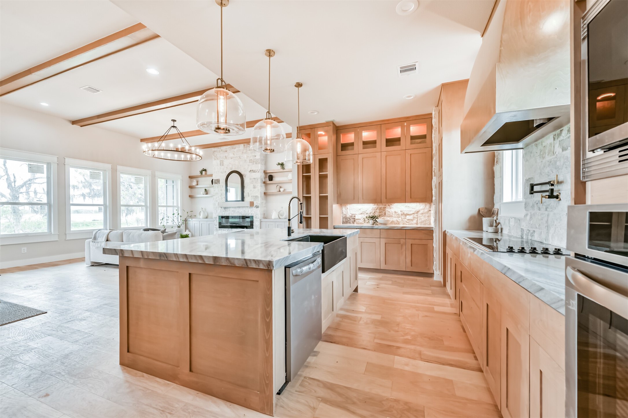 250 Pony Trail, Angleton, TX 77515