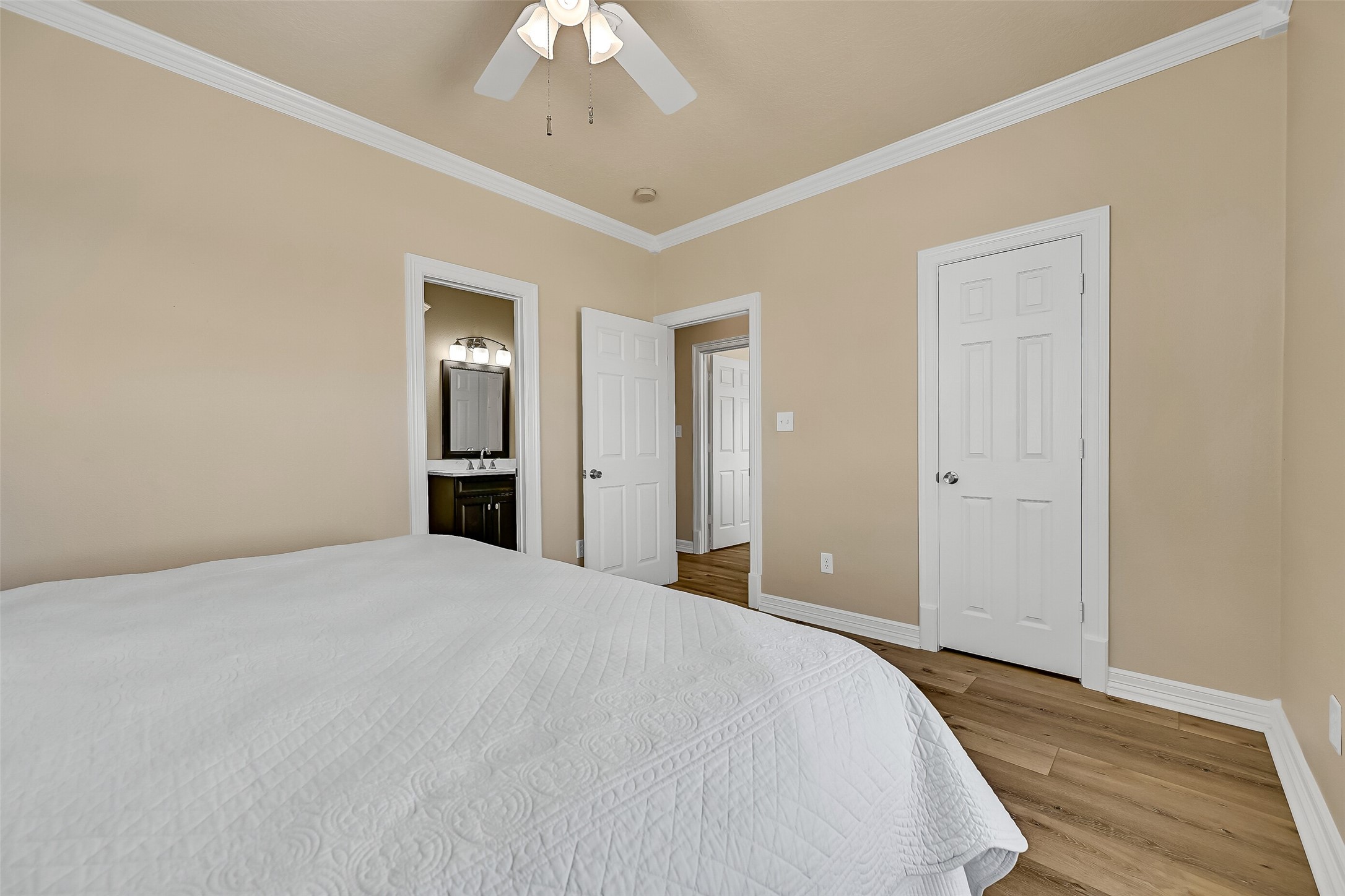 This room has direct access to the shared bathroom and a walk in closet.
