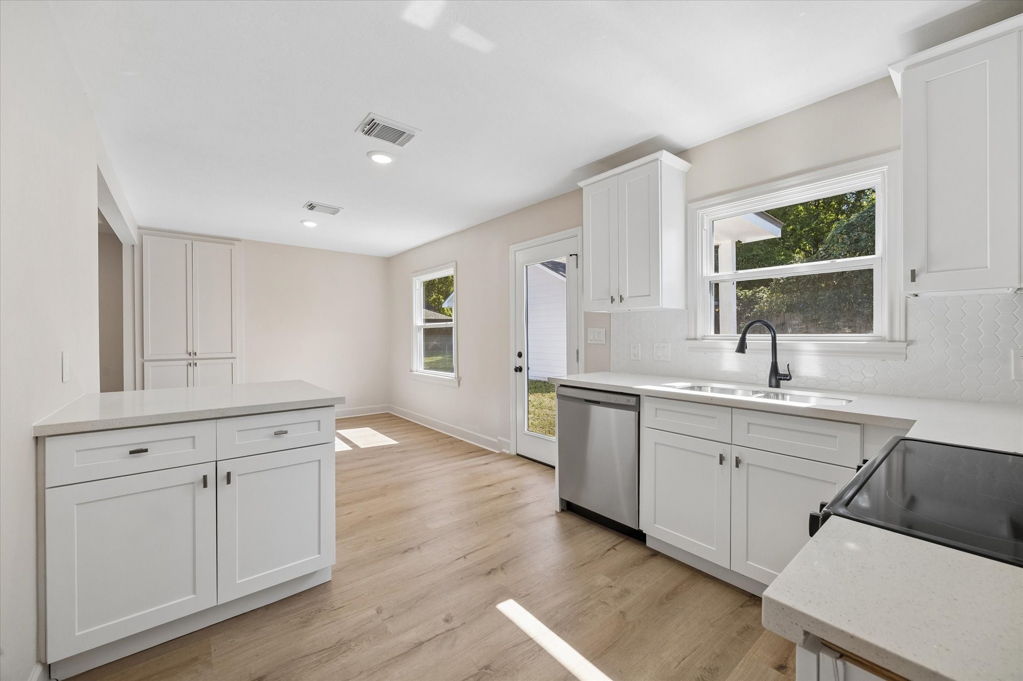1202 Eubanks Street, Houston, TX 77022 1202 Eubanks Street, Houston, TX 77022