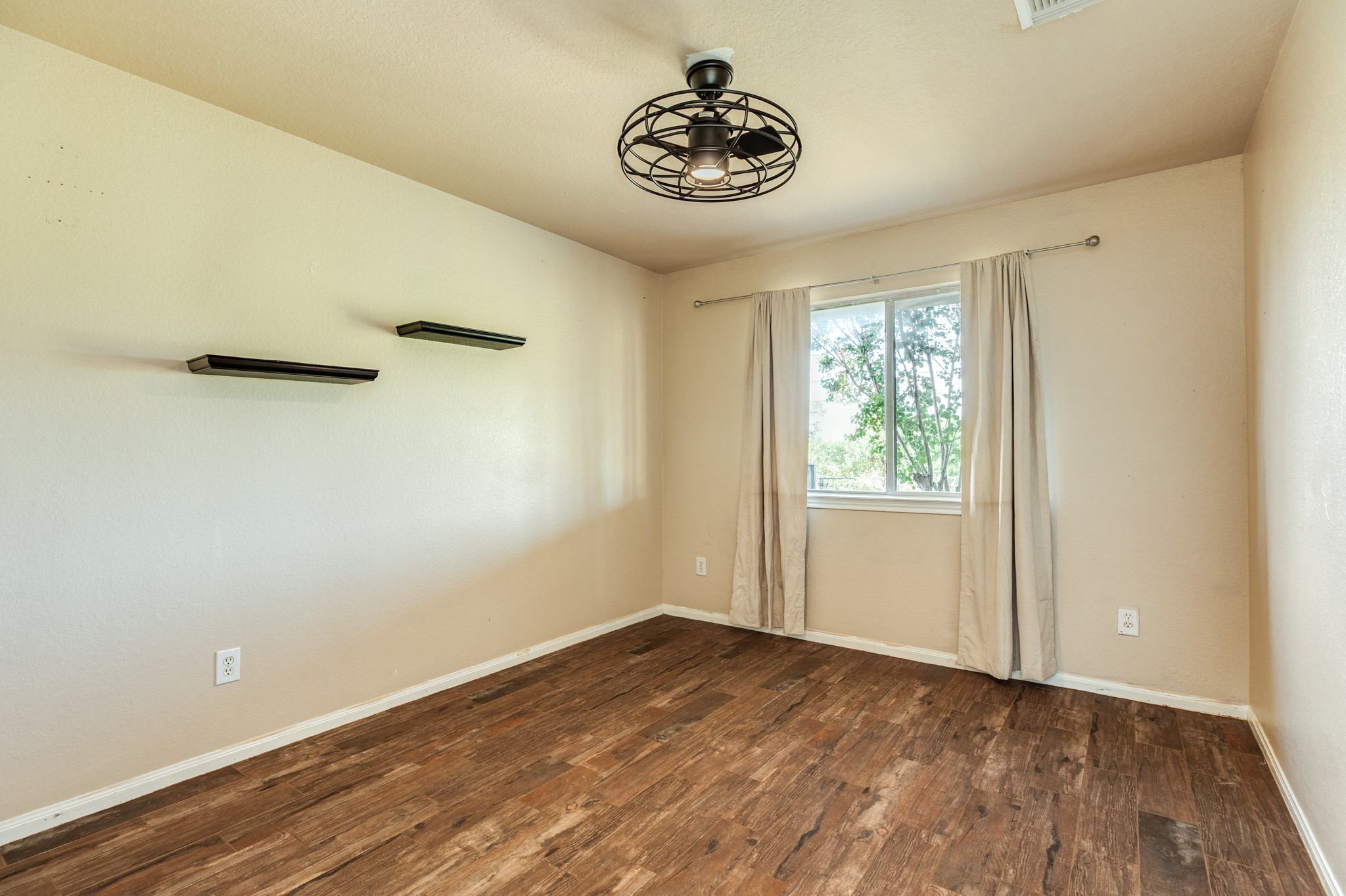 Secondary bedroom with ceiling fan