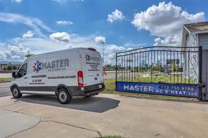 2607 North Freeway, Houston, TX 77009