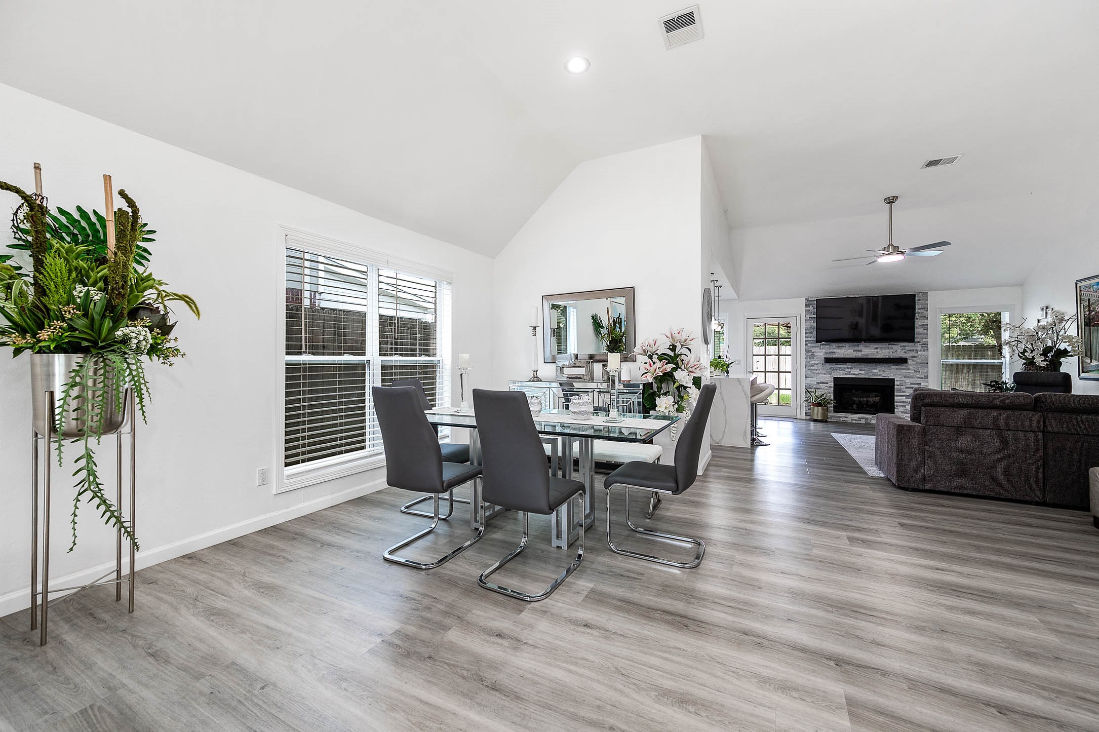 You and your guests will certainly
dine in style in this dining room! You and your guests will certainly
dine in style in this dining room!