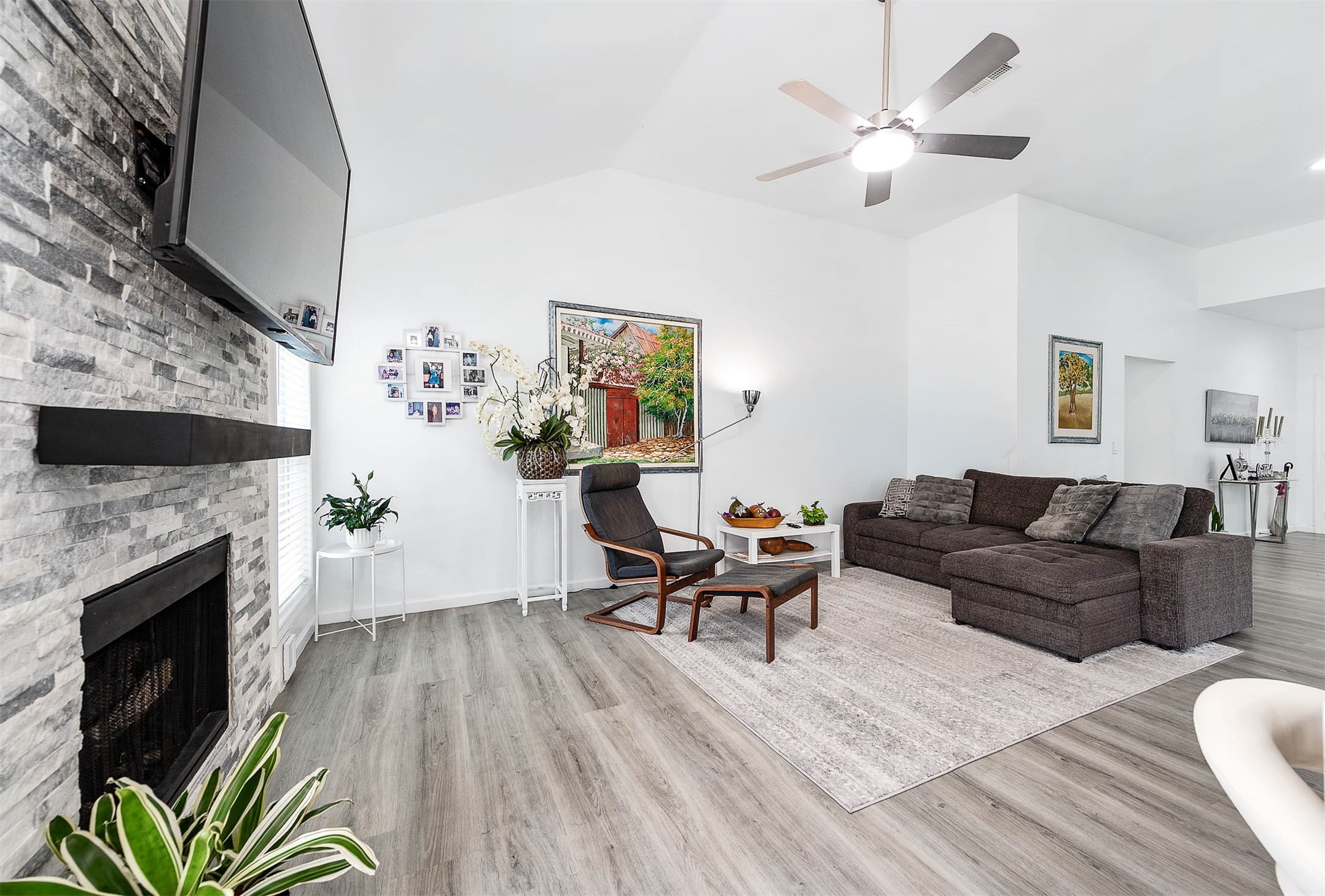 This light and bright living room is the
perfect layout for entertaining or just
relaxing!
