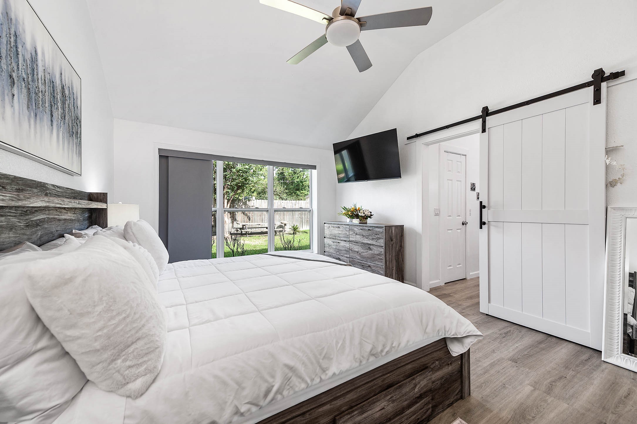 Come and unwind after a long day in
this primary suite!