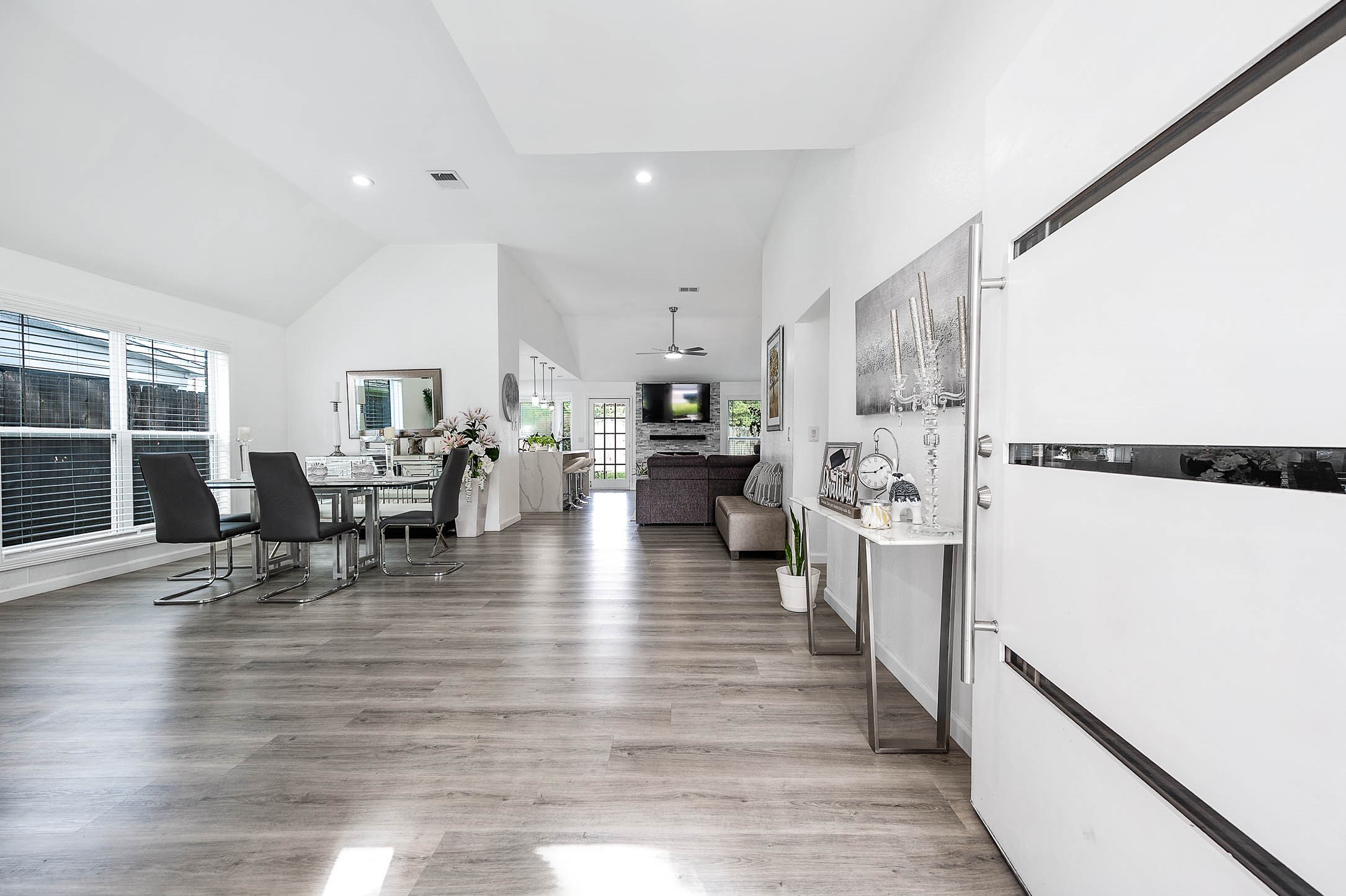 Upon entering you find a welcoming
corridor showcasing beautiful floors,
high ceilings, and ample lighting! Upon entering you find a welcoming
corridor showcasing beautiful floors,
high ceilings, and ample lighting!