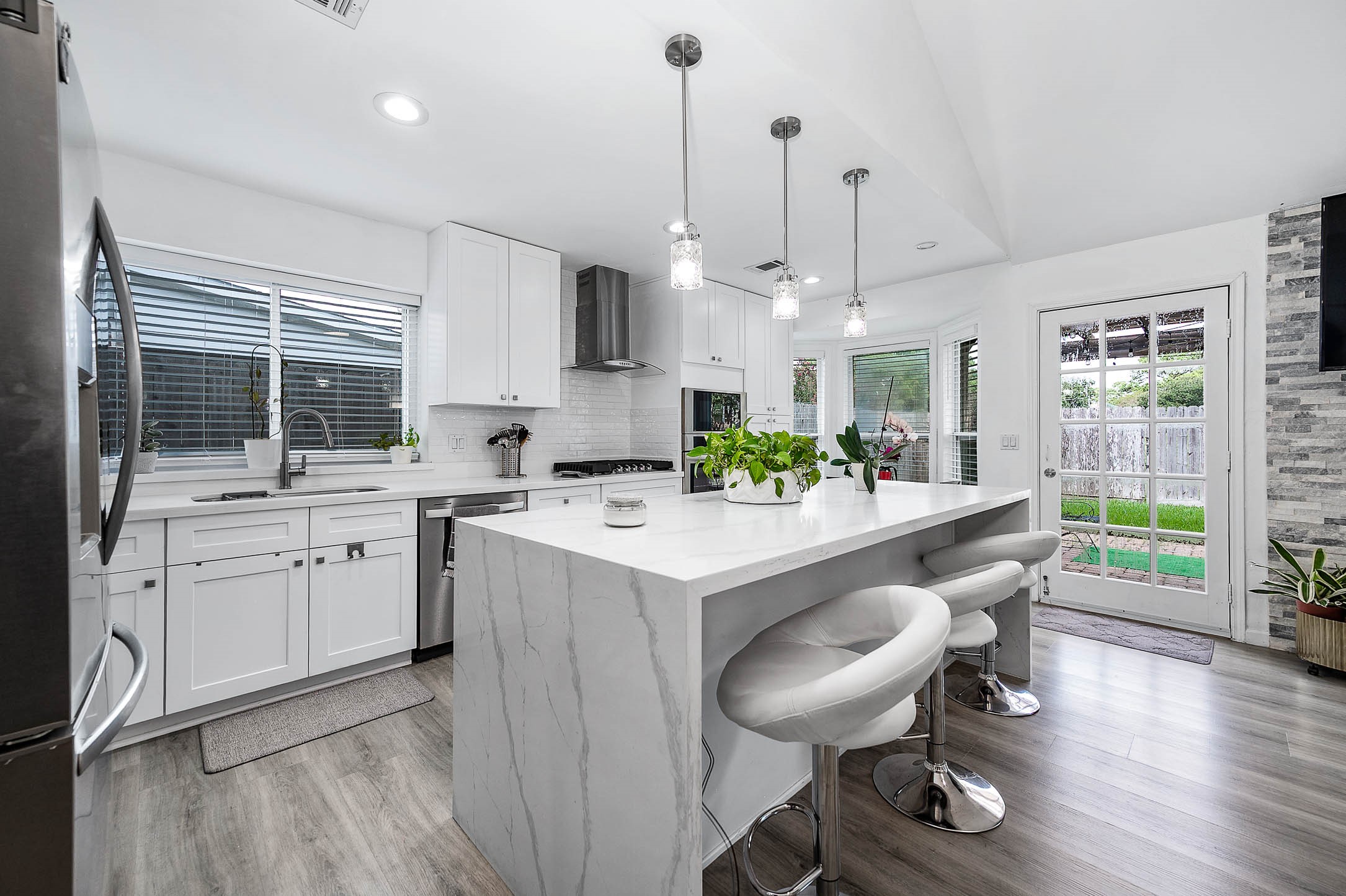 This kitchen is perfect for everyday
life as well as entertaining family and
friends!