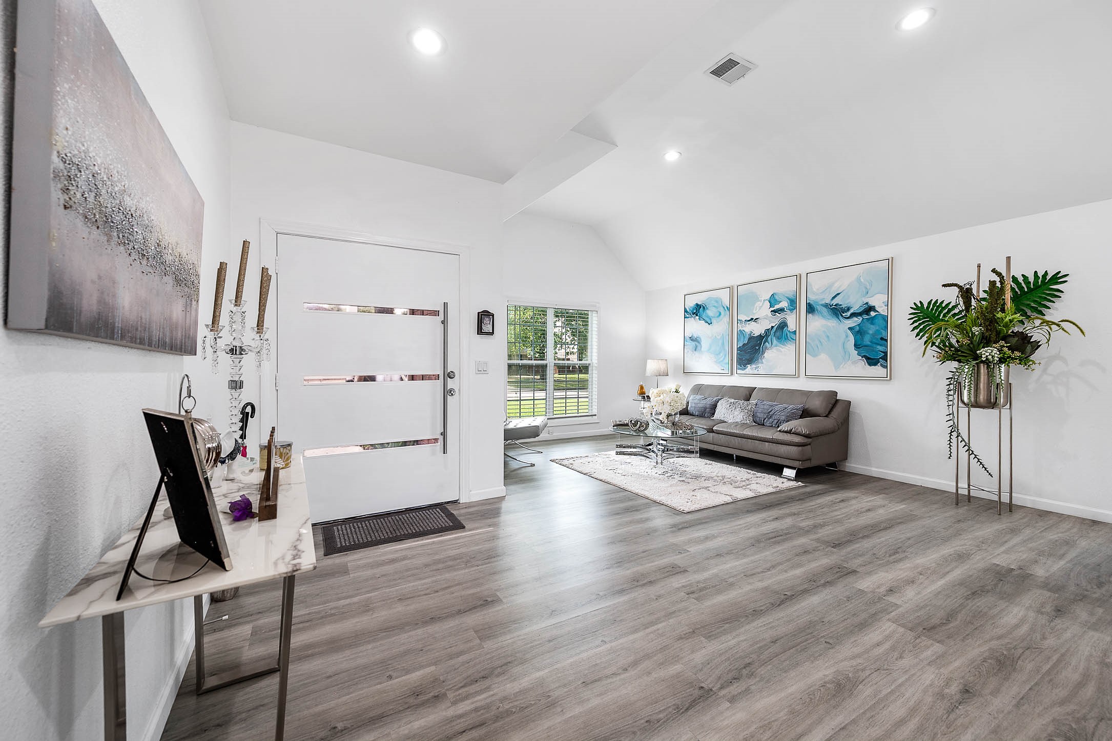 The welcoming den features high
ceilings and large windows with
privacy blinds! The welcoming den features high
ceilings and large windows with
privacy blinds!